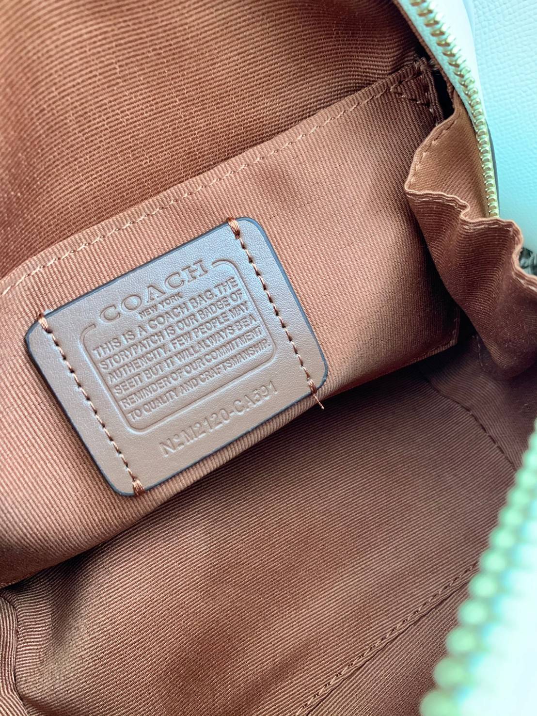 COACH SYDNEY SATCHEL BAG CA202 CA591 CB596 ใหม่ล่าสุด กับคอลที่สาวๆต้องหลงรัก กระเป๋าสะพายทรง satchel ที่มีรูปทรงดึงดูดสายตา สวยแรกเห็น วัสดุหนัง crossgrain พร้อมหูจับในตัว เปิด-ปิดด้วยซิป ภายในโล่งกว้าง ขนาดกำลังดี มีสายครอสให้ ปรับได้ตามชอบ ใบจริงลูกคุณ