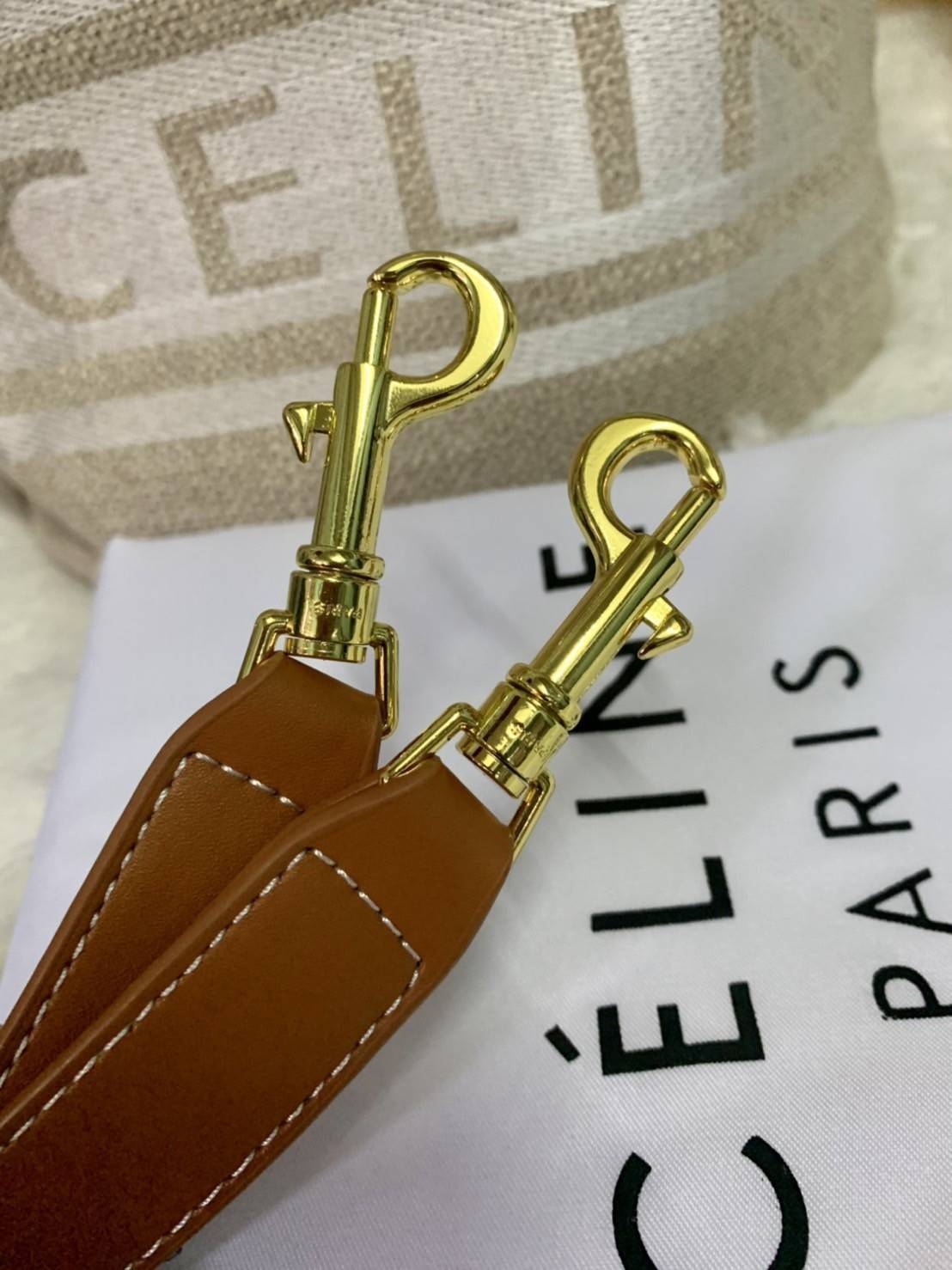 VIP 🥂 CELINE TEXTILE BUCKET BAG VIP / Celine Bucket Bag Beige / Tan วัสดุ Textile Canvas & CalfSkin ดีไซน์ทรง Bucket มาพร้อม Clutch ใบเล็กเข้าชุด ซื้อ 1 ได้ถึง 2 เป็นอีกหนึ่งรุ่นฮิตกันมาก งานสะไตล์วินเทจ ขนาดกำลังดี ผ้าเนื้อหนาค่ะ งานสวยตั้งอยู่ทร