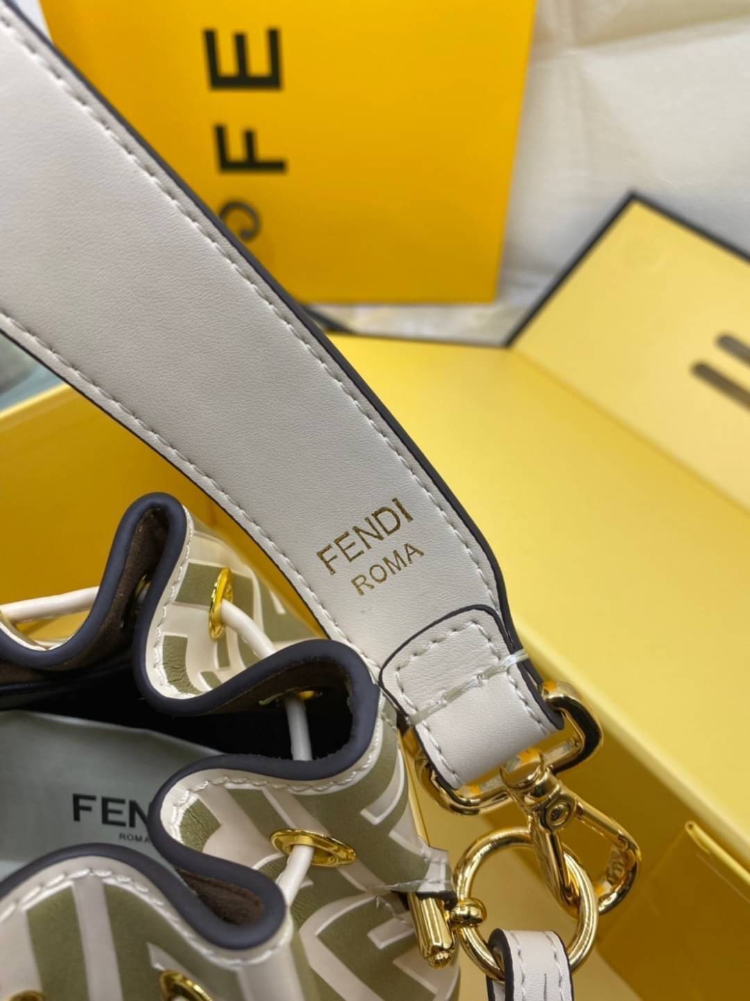 Ori Fendi MonTresor mini Bucket Bag 12cm กระเป๋าถือหรือสะพายข้าง วัสดุหนังแท้ทรงขนมจีบ ลายแบรนด์ อะไหล่ทองหรูหรา จุของได้เยอะ ตั้งอยู่ทรง ด้านในโล่ง มี2สาย สายสั้น+ยาว ถอดสายได้ Crossbody ได้ สายยาวปรับระดับได้ คุ้มสุดๆ ใบนี้ไม่ควรพลาดค่ะ ดาราเซเลปใช้กันเ