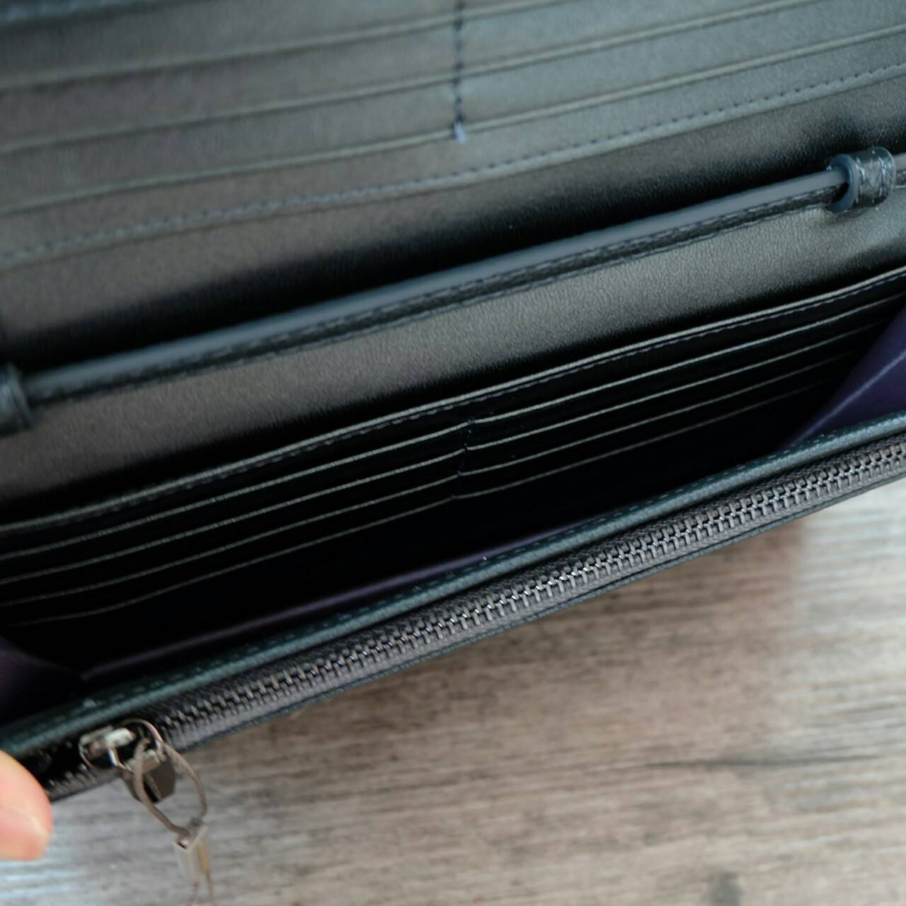 Charles & Keith Metallic Tip Wallet กระเป๋าสตางค์ใบยาว จะสะพาย หรือถอดสายถือเป็น cluth ก็ดูดีได้ค่ะ ภายในมีช่องซิป มีช่องใส่บัตรหลายช่อง และช่องใส่ธนบัตร ด้านหลังมีช่องใส่บัตรอีก 1 ช่องค่ะ มาพร้อมสายสะพายยาว สามารถถอด และปรับได้ 5 ระดับค่ะ