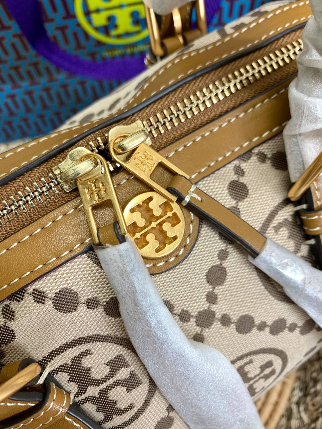 สวยก่อนใครแน่นอนค่ะนาทีนี้💋 💥รุ่นที่กำลังฮิตมากตอนนี้ของเหล่าคนดังใน ตปท.! TORY BURCH T MONOGRAM JACQUARD BARREL ((ใบใหญ่)) พร้อมส่งที่ไทยทันที! กระเป๋าทรงหมอนจาก Tory burch วัสดุ jacquardทอลายแบรด์+หนังแท้ ได้สวยงามหรู ดูคลาสสิคมากๆค่ะ เป