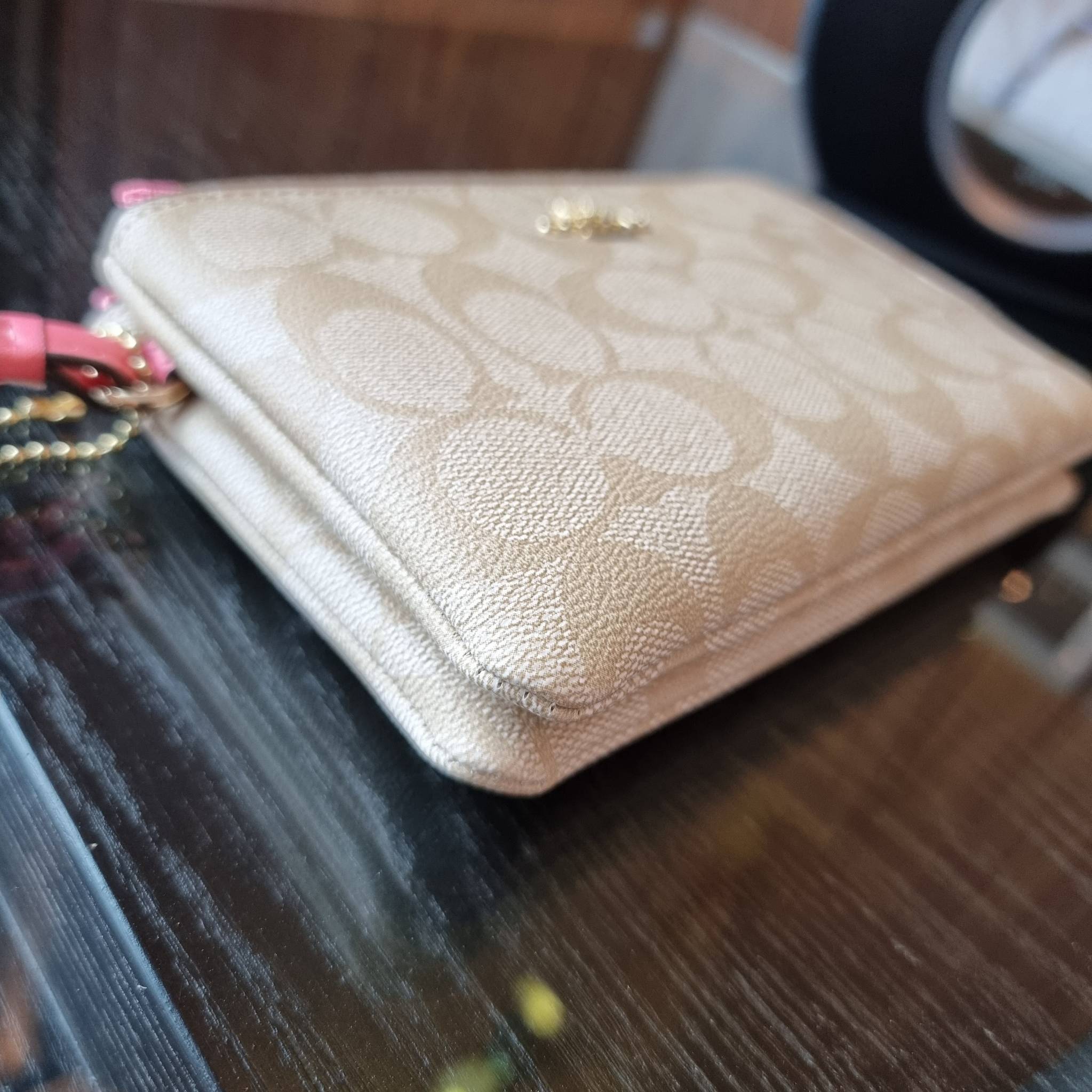 COACH F87591 DOUBLE CORNER ZIP WALLET IN SIGNATURE COATED CANVAS คล้องมือรุ่น 2 ซิป!! มาแล้วจ้า 🌟🤗 ไซส์นี้คือเหมาะมือจริงๆ พกง่ายเช่นเคย ไม่ต้องกังวลว่าจะเกะกะหรือกินพื้นที่กระเป๋าหลัก วัสดุหนังแคนวาสเคลือบลาย มีช่องหลักแยก 2 ช่อง ภายในบุผ