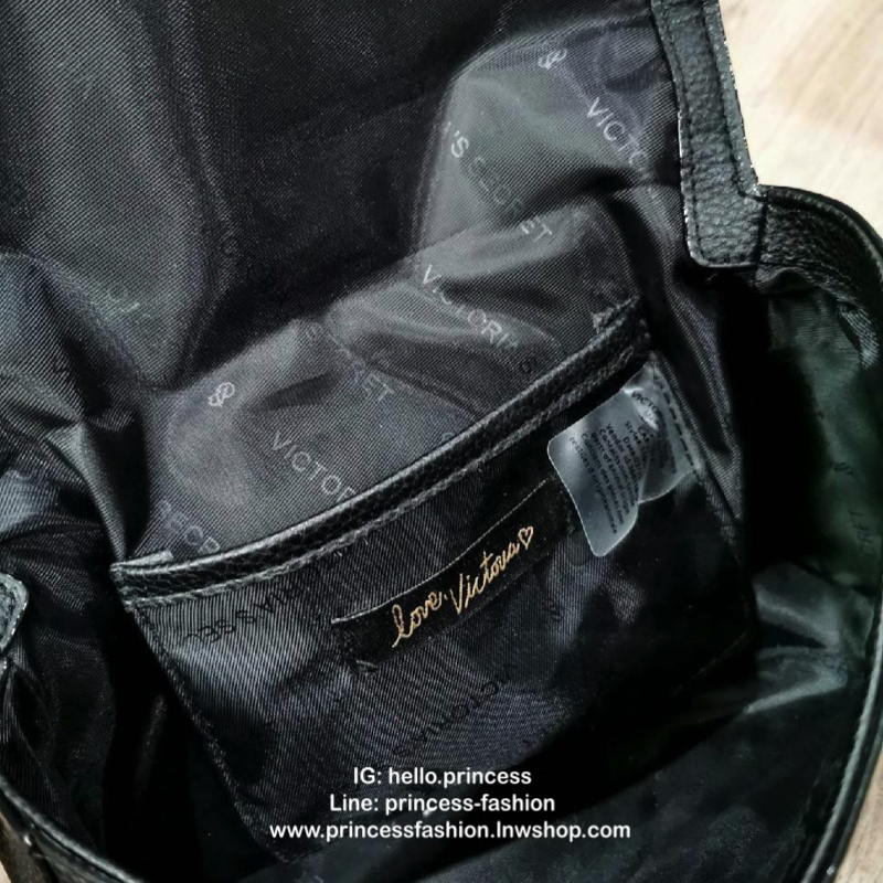 VICTORIA'S SECRET Quilted Chain Crossbody Sling Bag กระเป๋าสะพายรุ่นใหม่ล่าสุดจาก Victoria's Secret วัสดุหนังแกะสังเคราะห์ชึ้นลายริ้วหนังสวยอยู่ทรงไม่ย้วยดีไซน์สุดหรูคุณหนูไฮโซ เปิดปิดด้วยฝาปิดกระดุมแม่เหล็ก ภายในมีโลโก้และช่องใส่ของ ใส่กระเป๋าส