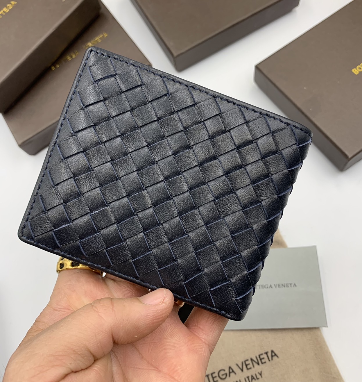 หนังแท้ BOTTEGA VENETA WALLET / BV Wallet พร้อมส่งที่ไทย กระเป๋าสตางค์ใบสั้นคุณผู้ชาย รุ่นตามหา มาเท่าไหร่ไม่เคยพอเลยค่า เป็นรุ่นคลาสสิกที่หยิบมาใช้งานได้บ่อยที่สุด งานหนังลูกวัวแท้ทั้งใบ ใช้ทนทานได้นาน ใช้ทนทานได้นานภาพสินค้าถ่ายจากงานขายจริง ใช้งานต่างป
