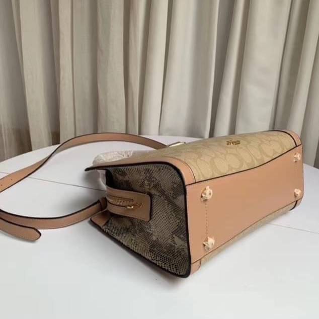 COACH ZOE CARRYALL IN SIGNATURE CANVAS เดอะเบสท์แห่งปี ต้องยกให้พี่คนสวยใบนี้เลย!! รุ่นที่สาวๆตามหา หายากอีกหนึ่ง กระเป๋าถือ/สะพายทรงสวย คลาสสิค ใบใหญ่จุคุ้ม มีดีเทลน่ารักๆที่แม่กุญแจ สามารถล็อคหัวซิปได้ กุญแจซ่อนในพวงหนังห้อยก็น่ารักไปอีก ภายในโล่งกว้าง 