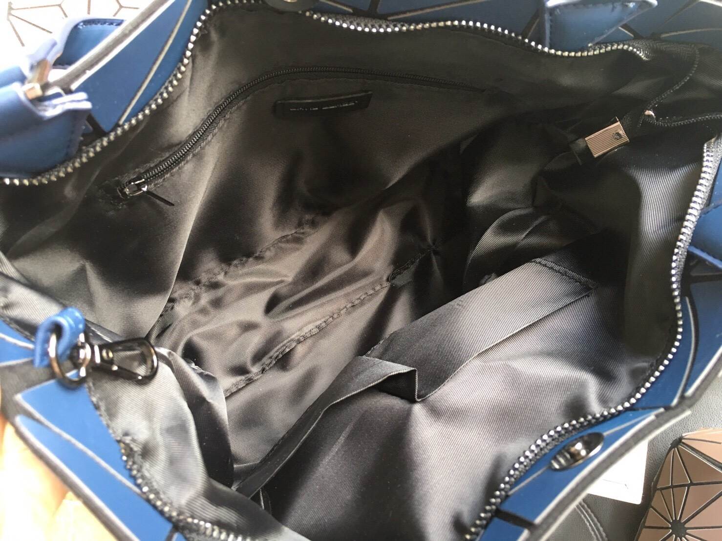 New Collection ka ' Matte Color ' ✨✨ สีด้าน มีให้เลือกถึง 4 สี 🍭🍭แถมยังลาย Limited edition หายาก 👍ปรับทรงได้ 2 แบบ น่ารักมาก จากแบรนด์ David Jones กระเป๋าสะพายข้างดีไซน์เกร๋มาก สีสวยหรูมาก ขนาดกะลังดีเลย น้ำ