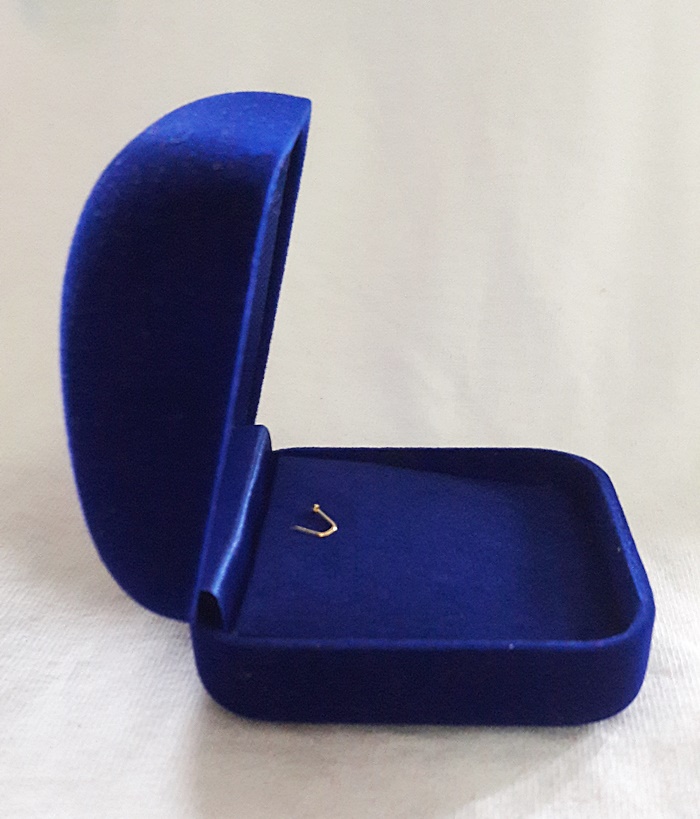 สินค้าหมดค่ะ กล่องกำมะหยี่สีน้ำเงินใส่จี้พระแบบเล็กค่ะ