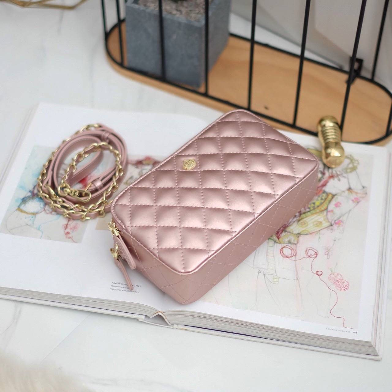 💥รุ่นขายดี มาเพิ่มแล้วค่า KEEP Carla รุ่นขายดีที่สุด ทรง น่ารักสุดๆ 💙 พร้อมสีCollection ใหม่ ‘’Blink Blink glitter ‘’ มีให้เลือกถึง 3 สี : Blink Blink glitter in Pink // Blink Blink glitter in Grey // Blink Blink glitter in Brown 👍