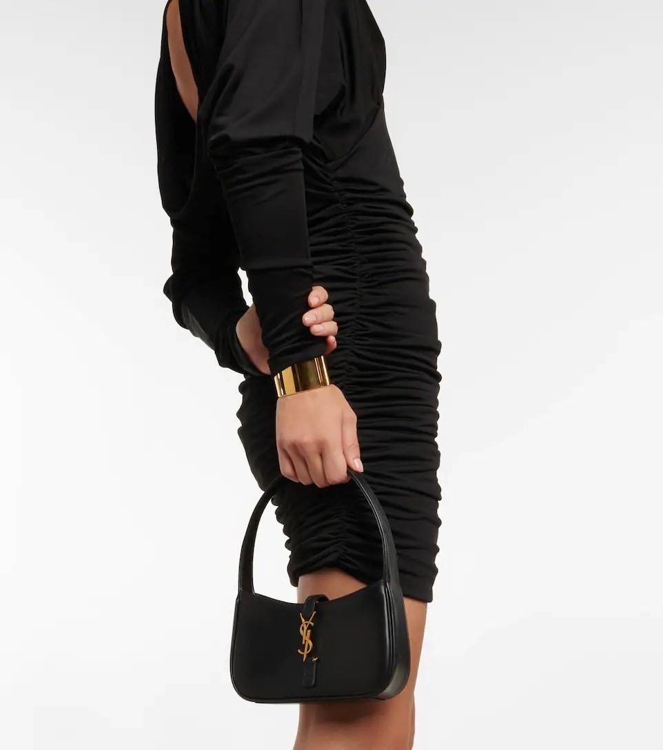 สวยสะกดทุกสายตา แรกเห็นก็หลงรักแล้วจ้าา VIP YSL Le 5 à 7 mini leather shoulder bag / YSL HOBO BAG กระเป๋าที่ดูหรู และคลาสสิคมากๆ ในตอนนี้ หนังแท้อย่างดี สัมผัสแล้วรู้สึกถึงความนิ่มของหนังเลยค่ะ