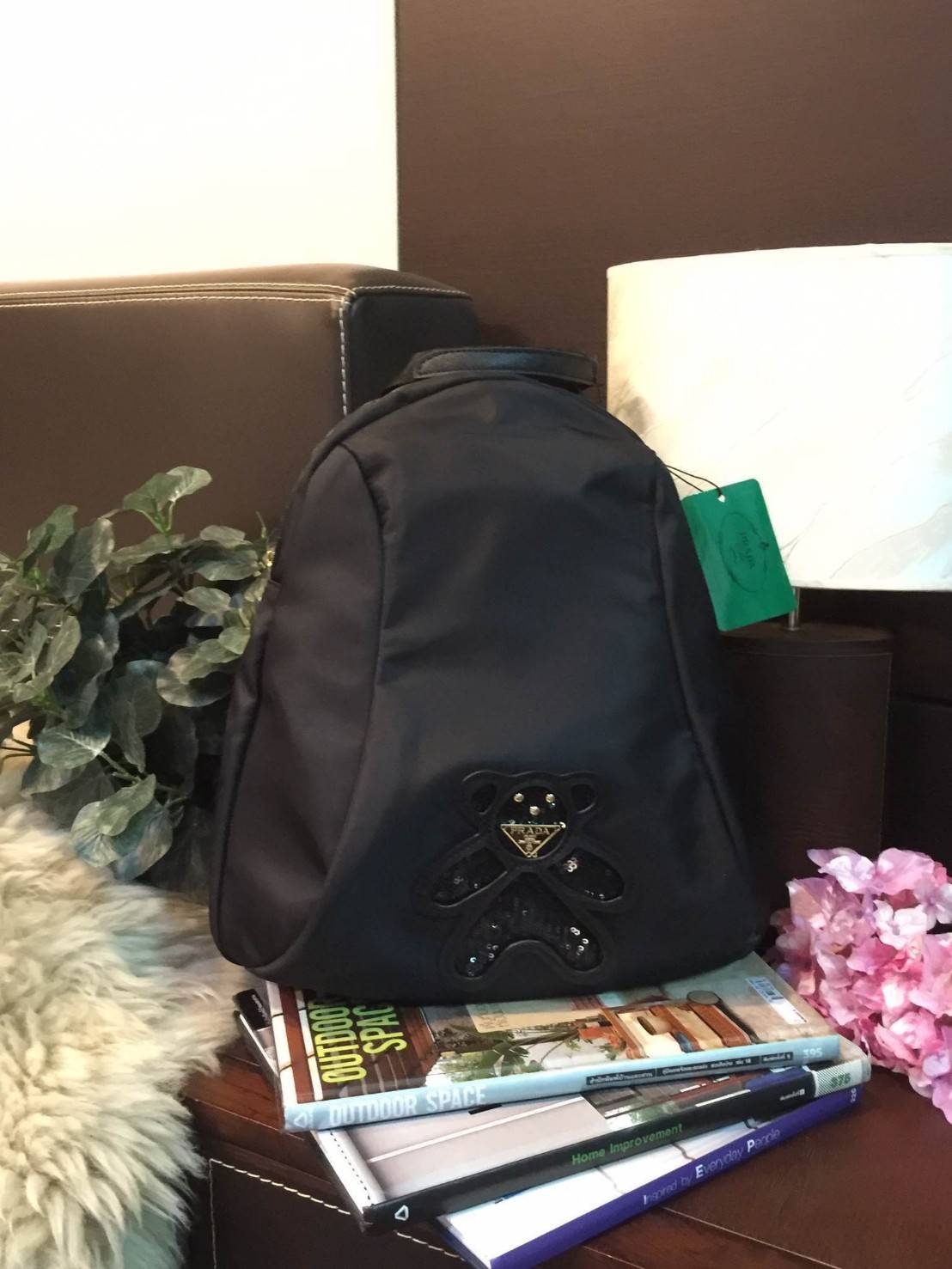 Don't Miss! PRADA NYLON BACKPACK กระเป๋าสะพายเป้ พรีเมี่ยมกิ้ฟจากเคาน์เตอร์ต่างประเทศรุ่น Limited edition ที่ฮ๊อตสุดๆ วัสดุเป็น Nylon เนื้อหนาคุณภาพดีตามแบบฉบับของแบรนด์ ขนาดกำลังดี น้ำหนักเบา ด้านหน้าเป็นลายหมีปั๊กกลิ้ตเตอร์โลโก้แบรนด์อะไหล่ทองหรู ภ