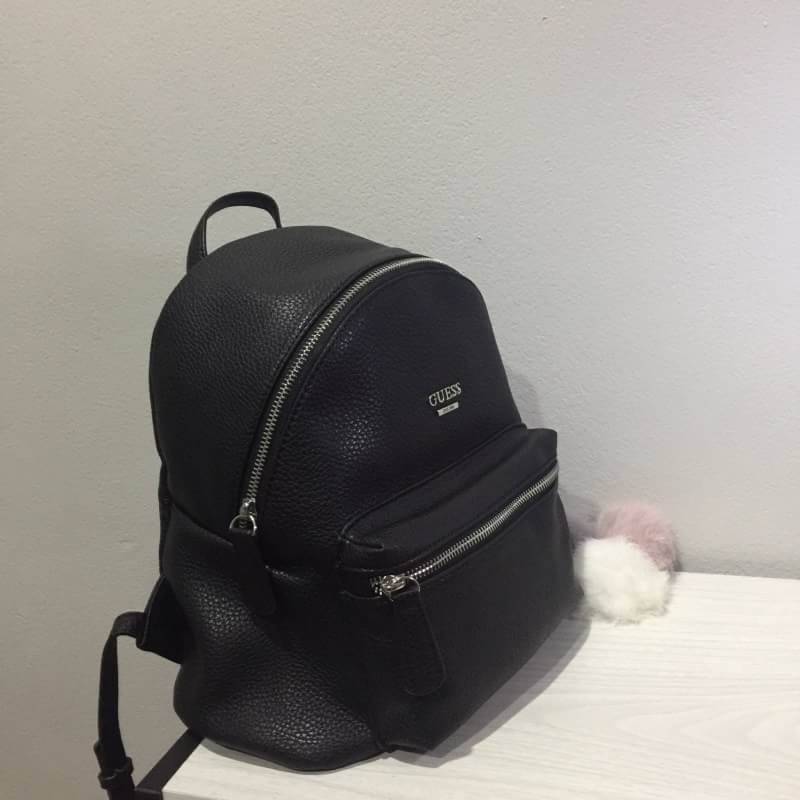 GUESS BACKPACK กระเป๋าเป้สพายจากแบรนด์ดัง ดีไซร์เรียบหรู ด้านหน้าโชว์โลโก้แบรนด์ มีช่องใส่ของด้านหน้า ภายในมีช่องใส่ของย่อยอีก 3ช่อง และช่องซิป 1 ช่อง สายสพายปรับระดับได้ เป็นรุ่นแนะนำสำหรับสาวๆที่ชื่นชอบการสพายเป้ สพายเบาสบายไม่ปวดไหล่ เหมาะกับทุกวัยคะ