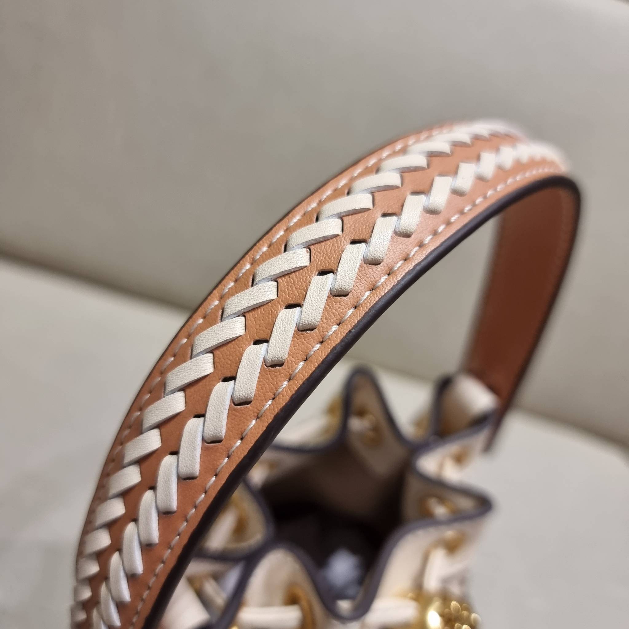 TORY BURCH MINI T MONOGRAM FLORAL BUCKET BAG คอลเลคชั่นใหม่ พร้อมเสิร์ฟความสวยให้ถึงบ้าน!! กระเป๋าบัคเก็ตทรงยอดนิยม ไซส์มินิ ดีไซน์ใหม่ล่าสุด สไตล์งานคราฟ มีลูกเล่นประดับดอกไม้กับตัวกระเป๋า และตัวรูดสาย วัสดุผ้า jacquard ตัดสลับหนังแท้ หูจับและขอบกระเป๋าต