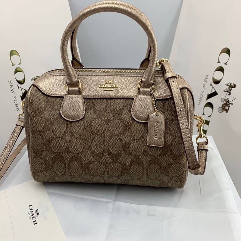 ของแท้ 💯% COACH MINI BENNETT SATCHEL IN SIGNATURE (COACH F36702) IMITATION GOLD สีทองเข้าใหม่ ดูแพงมากสวยหรูมาก สีนี้ในช็อปราคาพุ่งมากนะคะ เรายังขายราคาเดิมเท่าสีอื่น ^^ ควรมีมากๆ ค่า