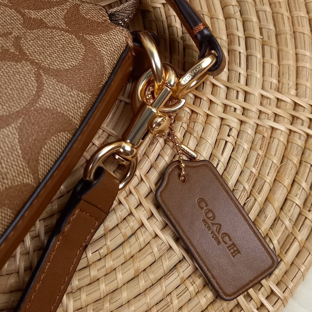 COACH LEWIS SHOULDER BAG IN SIGNATURE CANVAS (COACH F85696)🌺พอชใบใหญ่ ใส่ของได้จุใจ มีสายให้ 2 สาย อะไหล่สีทอง หรูหรา คลาสสิค สายยาวถอดได้ ปรับได้ ช่องด้านใน กว้างมากๆ ใช้ได้ทุกโอกาสจริงๆ แนะนำ ไม่ควรพลาดจ้า