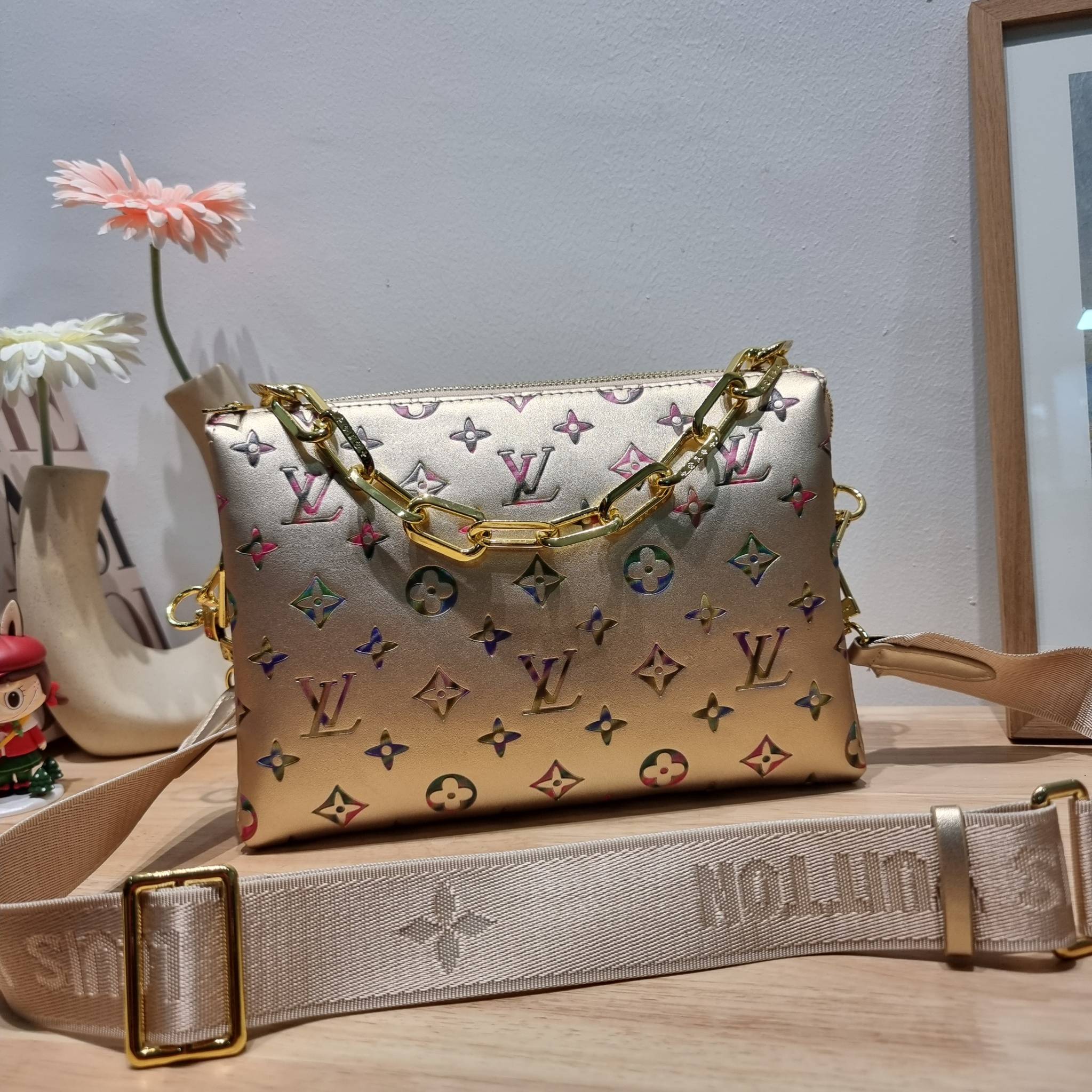 LV Coussin Bag / LV HANDLE POUCH MONOGRAM LIMITED EDITION กระเป๋าสะพายกึ่งคลัชท์ สุดล้ำ ดีไซน์ใหม่ สีลิมิเต็ดมาแรงมาก ด้วยความสวยปังตั้งแต่แรกเห็น วัสดุหนังแกะปั๊มลายสวย มาพร้อมสาย 2 เส้น เชิดๆสับๆ