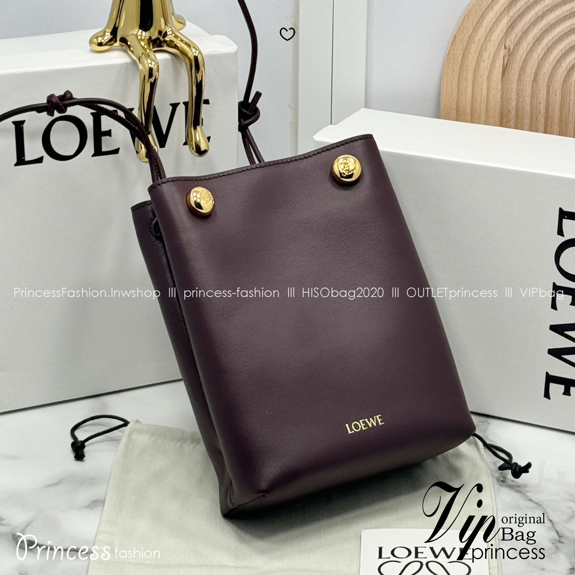 ORI หนังแท้ | LOEWE pebble pouch in smooth กระเป๋าทรงโท้ทดีไซน์คลาสสิค เรียบง่ายแต่ดูแพง มีระดับสุดๆ แต่งหมุดปั้มโลโก้แบรนด์สีทองสวยโดดเด่น เหมาะเป็นไอเท็ม everyday bag จริงๆ