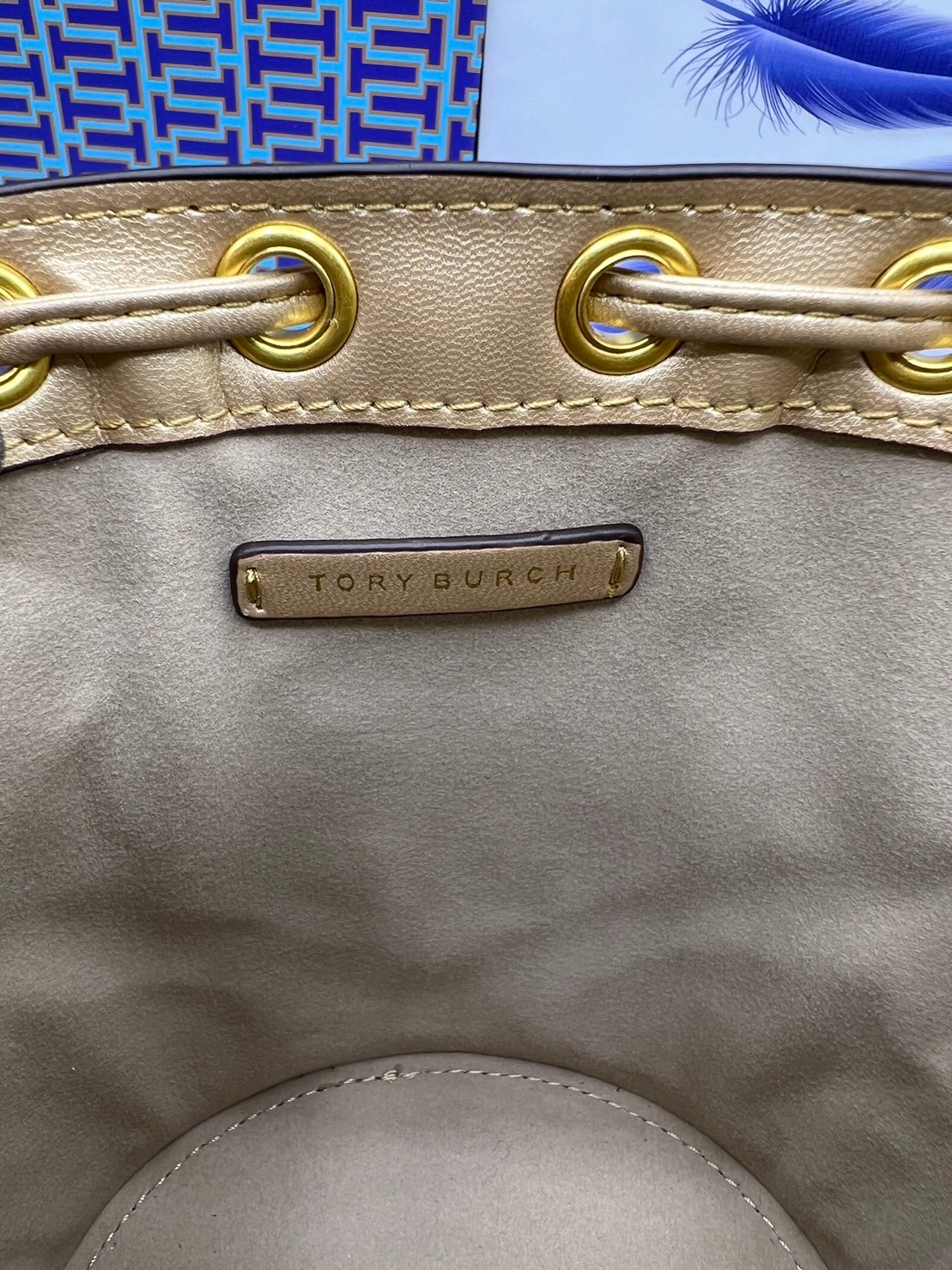 6 สี Tory Burch Puffy Mini / Tory burch T Monogram Puffy Patent Mini Bucket Bag / Tory Bucket Bag กระเป๋าบัคเกต size เล็ก โดดเด่นด้วยโลโก้ตัวนูนปั๊มด้านหน้า