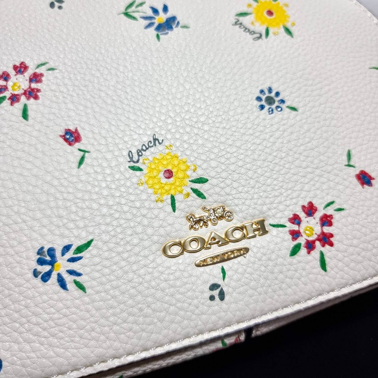 COACH C4252 SERENA SATCHEL WITH WILD MEADOW PRINT อีกหนึ่งคอลเลคชั่นตัวท็อป ที่ขายได้ตลอดปี ดีไซน์ใหม่ล่าสุด สไตล์คุณหนู ลุคหวานๆ กระเป๋าสะพายข้าง สวยอยู่ทรง สะพายขับผิวเป็นที่สุด วัสดุหนัง pepble สัมผัสนิ่ม เปิด-ปิดด้วยซิป 2 ช่องหลัก ภายในเป็นช่องโล่ง เก