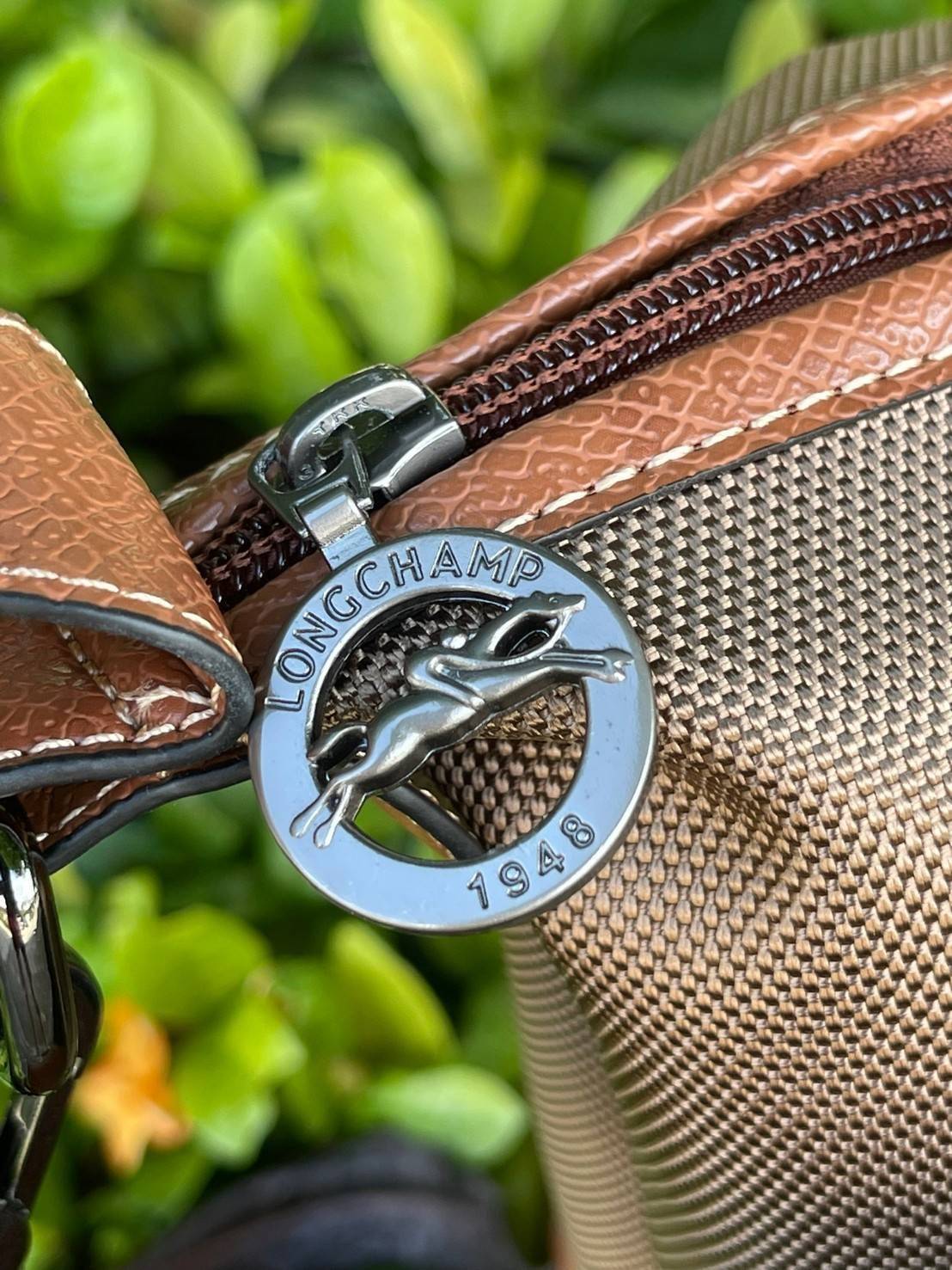 LONGCHAMP BOXFORD TRAVEL BAG L กระเป๋าเดินทางขนาดใหญ่ มาพร้อมสายสะพายที่สามารถถอดได้ ให้คุณเลือกสะพายไหล่หรือถือได้ มีซิปรูดเปิดปิดกระเป๋าที่ให้คุณมั่นใจได้ว่าคุณจัดเก็บไอเท็มของคุณได้อย่างมิดชิด บ็อคฟอร์ด (BOXFORD) สะท้อนความเป็นเอกลักษณ์ของแบรนด์ที่เปี่