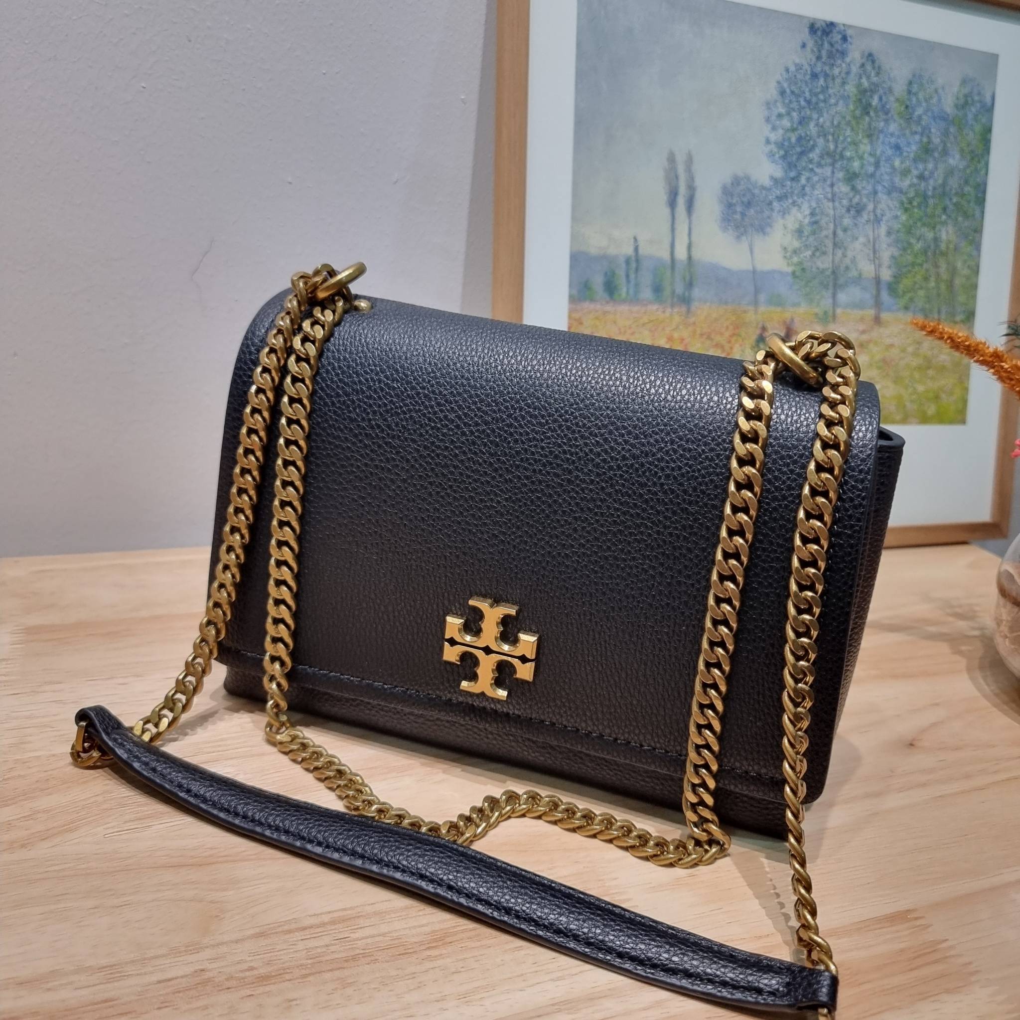 TORY BURCH LIMITED-EDITION SHOULDER BAG รุ่นลิมิเต็ด กับกระเป๋าสะพายไหล่ทรงผู้ดี ที่ผลิตมาในจำนวนจำกัด โดดเด่นด้วยอะไหล่ทองคลาสสิคหรูหรา