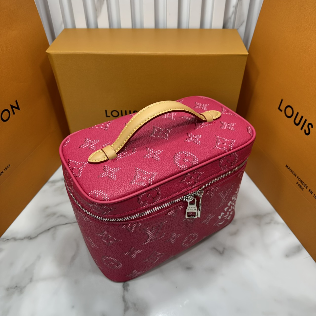 ORI หนังแท้ | LV Vanity Monogram Heritage Nice Pink กระเป๋าเครื่องสำอางสุดหรู โทนสีใหม่ชมพูหวานสดใส ผสมความหรูและความน่ารักได้ลงตัว โดดเด่นด้วยลาย Monogram สุดไอคอนิก