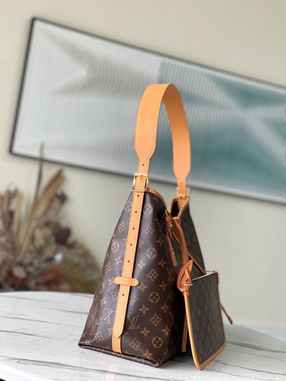 LV CarryAll MM handbag in Monogram / LV Tote Shopping Bag พร้อมส่ง กระเป๋าถือแคนวาสแต่งขอบหนังแคนวาสอย่างดี ผสานเสน่ห์สวยงามเข้ากับดีไซน์ที่รับกับสรีระให้คุณพกพาไปได้ทุกที่