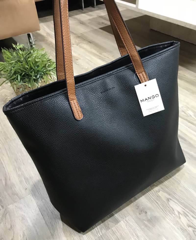 MANGO LARGE SHOPPING BAG กระเป๋าสะพายใบใหญ่น้ำหนักเบาวัสดุหนังแกะสังเคราะห์ขึ้นลายสวยน่าใช้โดดเด่นที่สามารถปรับใช้ได้2ทรงไม่จำเจอเปิด-ปิดด้วยแถบคาดกระดุม ภายในกว้างและจุสุดๆ สามารถใส่เอกสาร A4 หนังสือ ipad เสื้อผ้า รองเท้าได้ ภายในมีช่องซิปและโลโก้หนัง หู