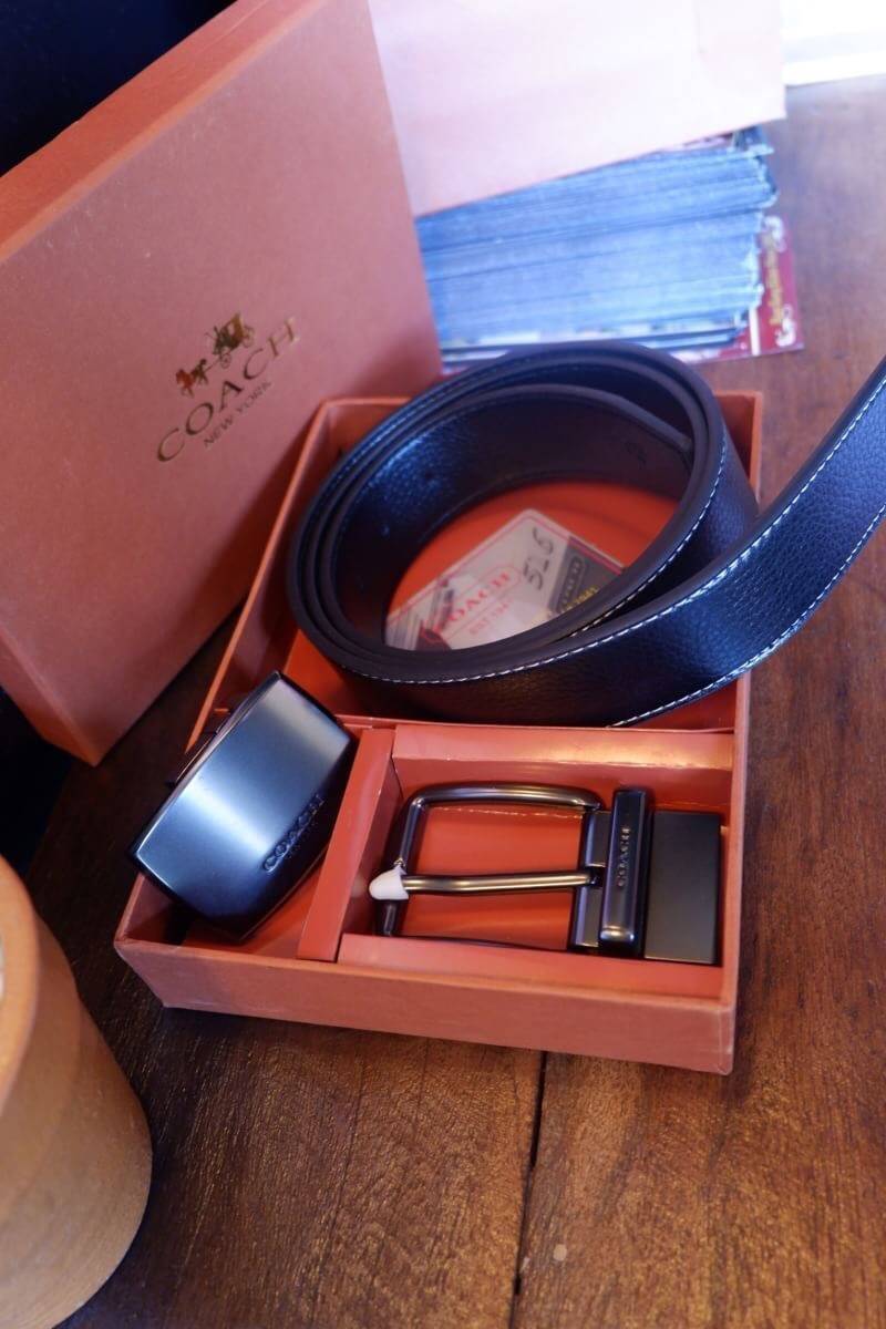 COACH BELT VALUE PACK BOX SET 2 in 1! set เข็มขัด Limited Edition จาก Coach Factory มีหัวเข็มขัด 2 แบบ 2 สไตล์ สายเข็มขัดสลับใช้ได้ทั้ง 2 ด้าน สายเข็มขัดปรับ เจาะรูปเพิ่มได้ค่ะ
