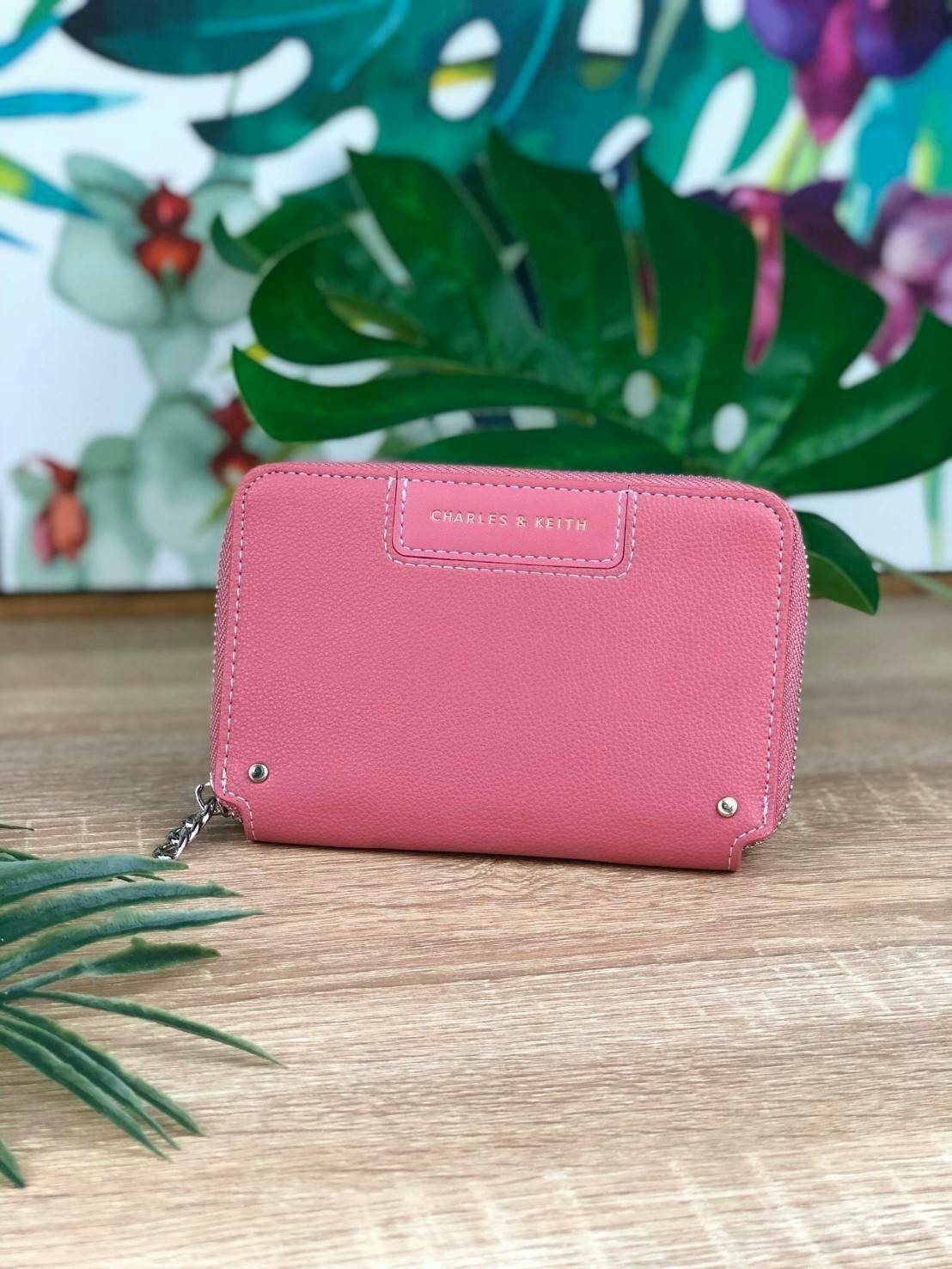 CHARLES & KEITH CHAIN ZIP WALLET กระเป๋าเงินซิปรอบใบกลาง หนังขึ้นลายสวยงาม ด้านหน้าปั๊มโลโก้แบรนด์ มีจุดเด่นที่ซิปเป็นห่วงโซ่เล็กๆน่ารัก ด้านในมีช่องซิปใส่เหรียญ ช่องบัตร 4 ใบและช่องใส่ธนบัตรตามยาว ใส่แบงค์พันได้ตามยาวเลยค่า ไว้ใช้กับกระเป๋าใบเล็กเหมาะมาก