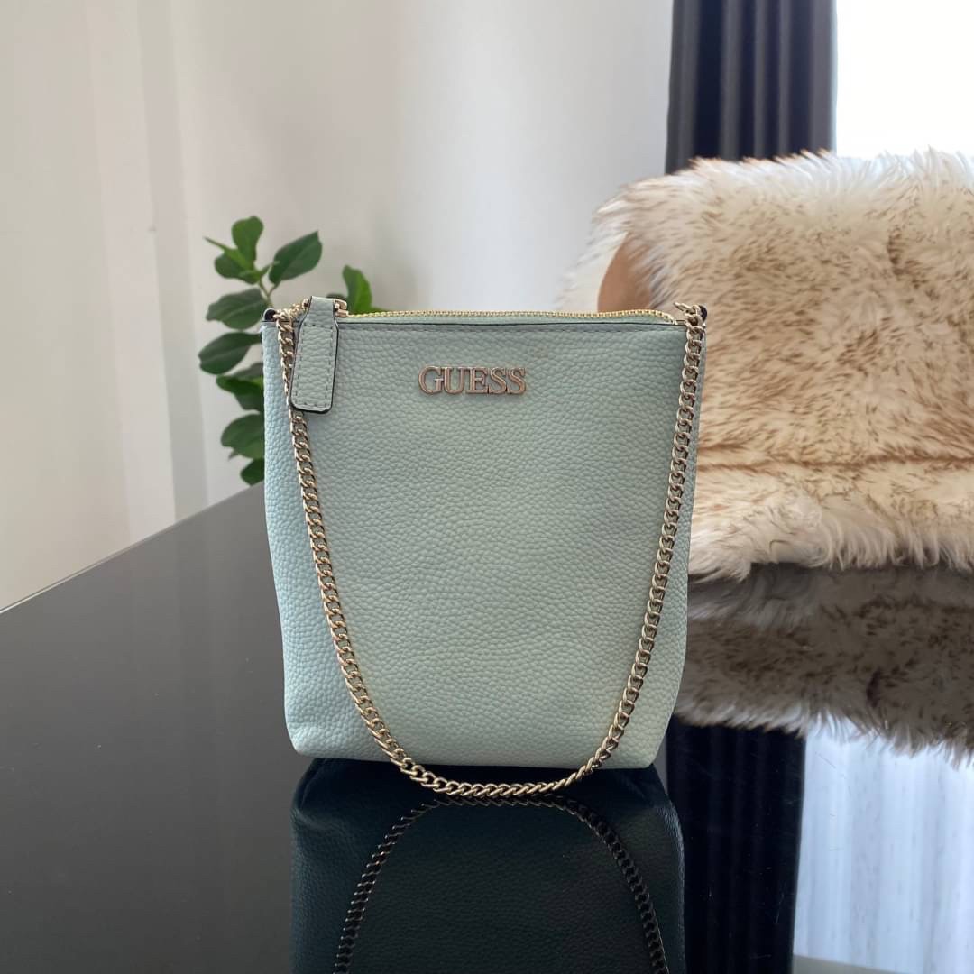 Guess Amara Bucket Handbag ซื้อ 1 ได้ถึง 2 กระเป๋ารุ่นใหม่ล่าสุดทรงถังสุดน่ารัก พิมพ์ลายรอบใบ วัสดุหนังนิ่มคุณภาพดี นิ่ม น้ำหนักเบา ด้านหน้าประดับด้วยโลโก้แบรนด์สวยโดดเด่น เปิด-ปิดด้วยด้วยตัวคล้องอะไหล่เงินสะดวกใช้ ด้านในโล่ง มีสายยาวปรับระดับได้มาให้ มาพ
