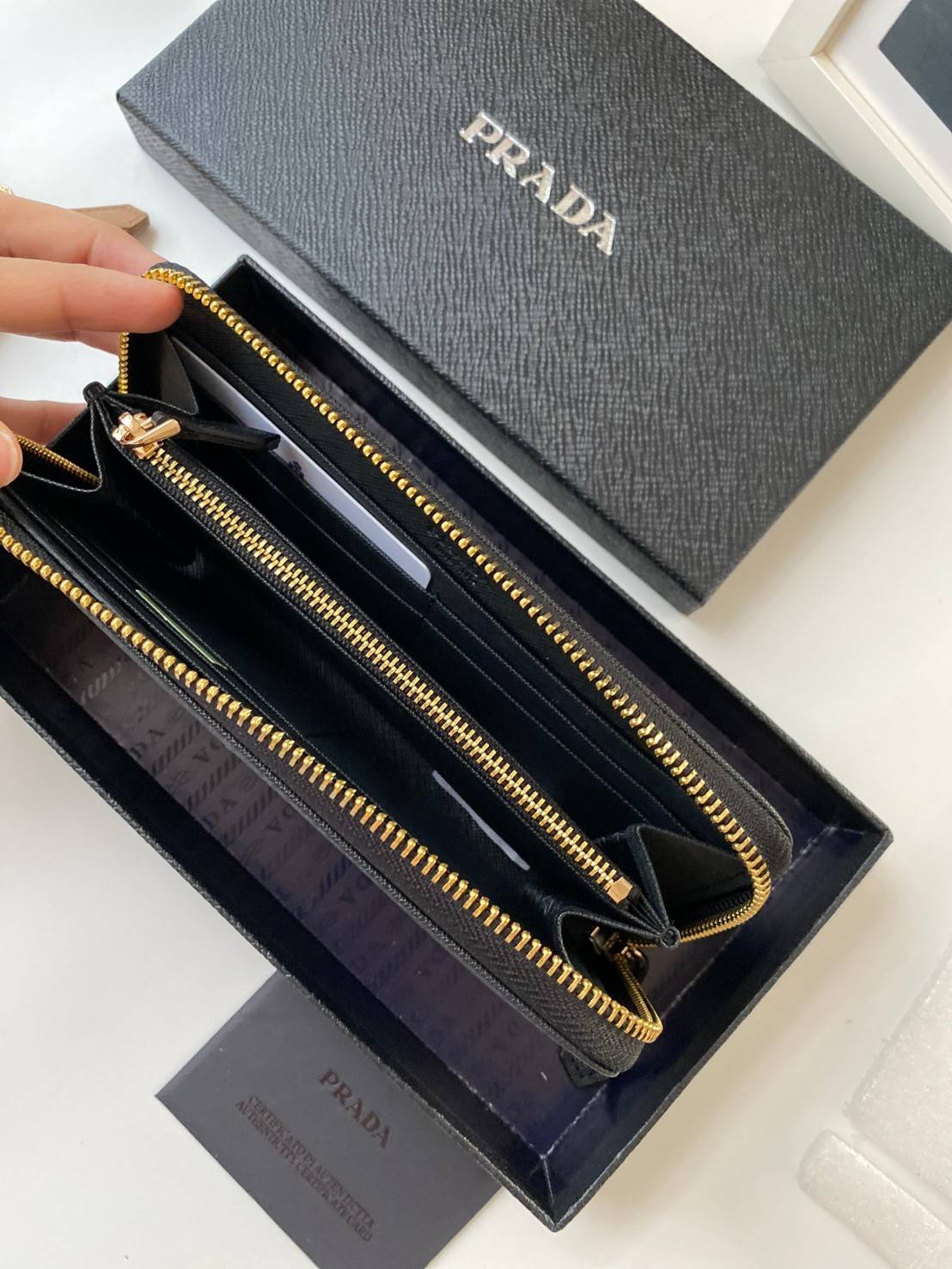 หนังแท้ Prada Long Wallet / Prada Wallet รุ่นที่รอคอย เข้าแล้วค้า กับ Prada Zip Wallet Saffiano งานหนังแท้ กระเป๋าสตางค์ซิปรอบ เปิดปิดด้วยซิป อะไหล่ทอง ปั้มแบรนด์ ด้านในมีช่องซิปแยกอีก1ช่อง บุผ้าปั้มแบรนด์สวยหรู ใส่ธนบัตรได้เยอะเลย เกร๋กู้ด ครบทุกฟังค์ชั่