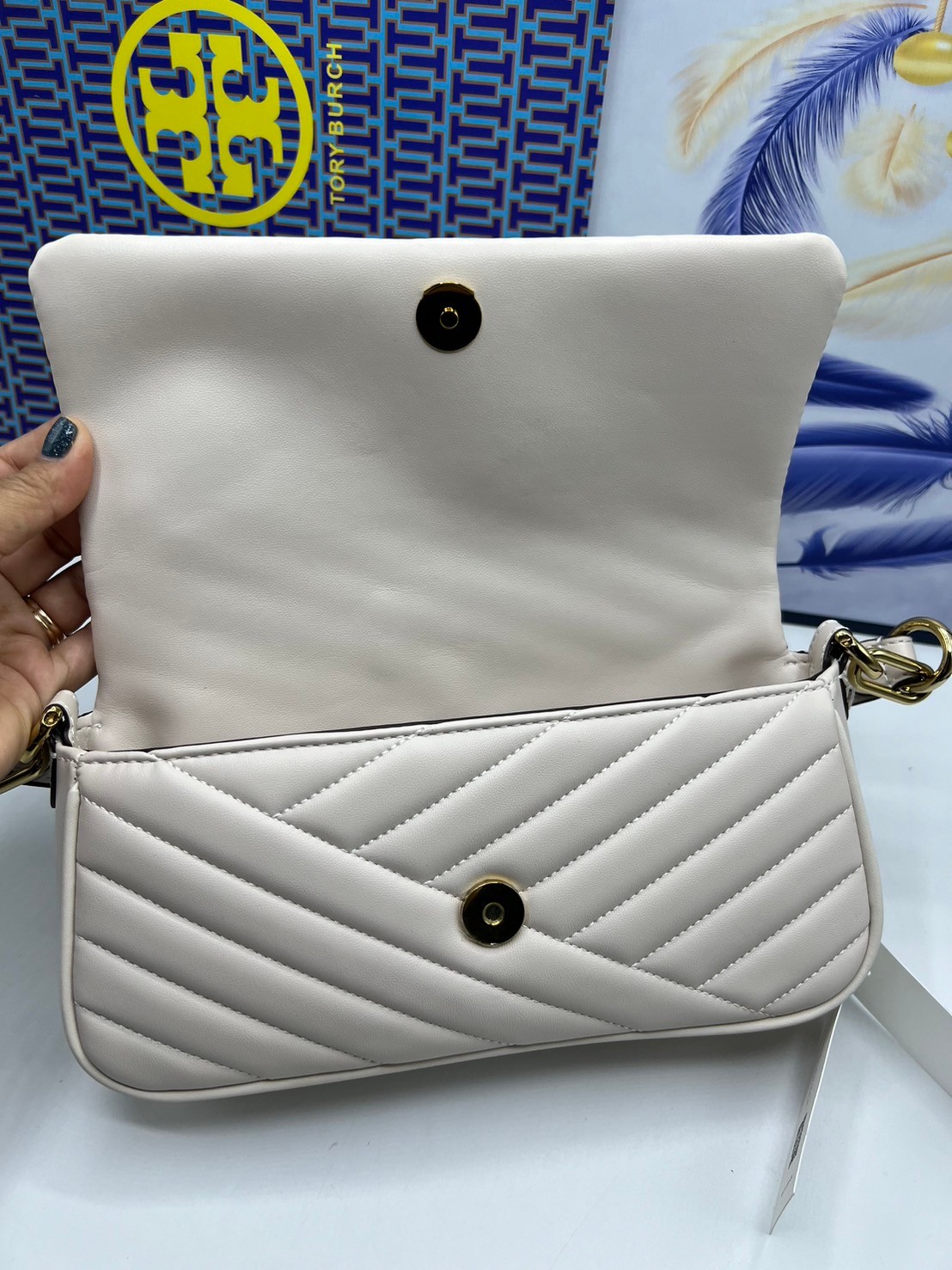 Tory Burch Kira Chevron Flap Small Shoulder Bag กระเป๋าสะพายดีไซน์รูปทรงคลาสสิค ดูผู้ดีหรูหรา เกรดออริ สลับแท้ 1:1 ใช้งานต่างประเทศได้