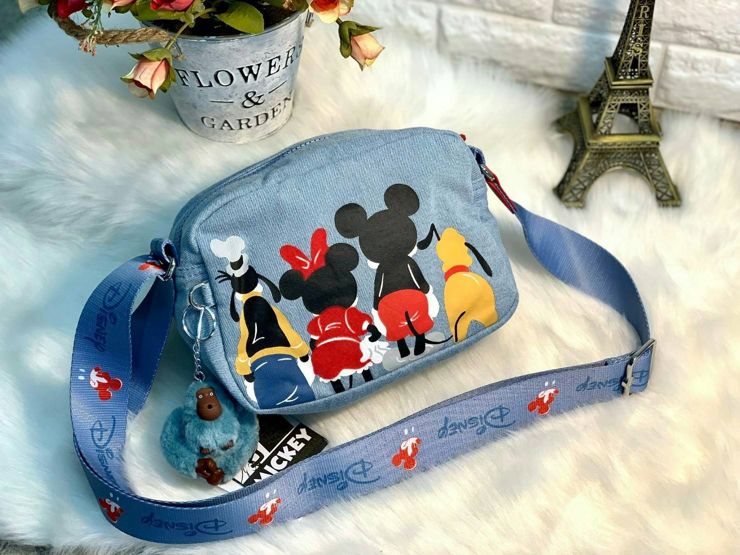 Kipling Mickey Plus Veni Crossbody Bag >>kipling factory oem HK ✔️1ในคอลเลคชั่น 90 ปี มิคกี้เม้าส์ ค่ะ ✔️พร้อมส่งที่ไทย ไม่ต้องรอพรี !! ✔️กระเป๋าสะพายครอสบอดี้ร์//สะพายข้าง ใบขนาดกำลังดี น่าใช้มากๆค่ะ ✔️แต่ละสี แต่ละลาย ว