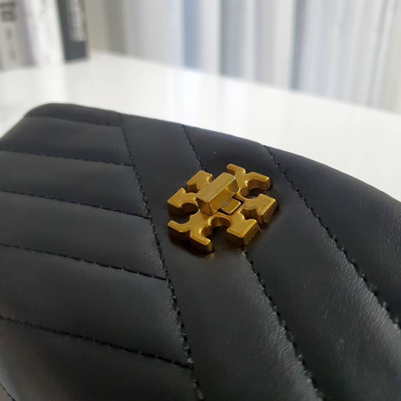 Tory Burch Kira Crossbody Bag กระเป๋าสะพายข้างทรงสวย ใบขนาดเล็กกำลังดี วัสดุหนังสังเคราะห์ นิ่มมือมากกก **อะไหล่ทองวินเทจ ประดับโลโก้แบรนด์เป็นตัวล็อคด้านหน้า ด้านในบุผ้าไนลอนปั้มแบรนด์ แบ่งช่องเป็นสัดส่วน พร้อมช่องซิปกลาง สามารถใส่กระเป๋าสตางค์ใบกลาง มือ