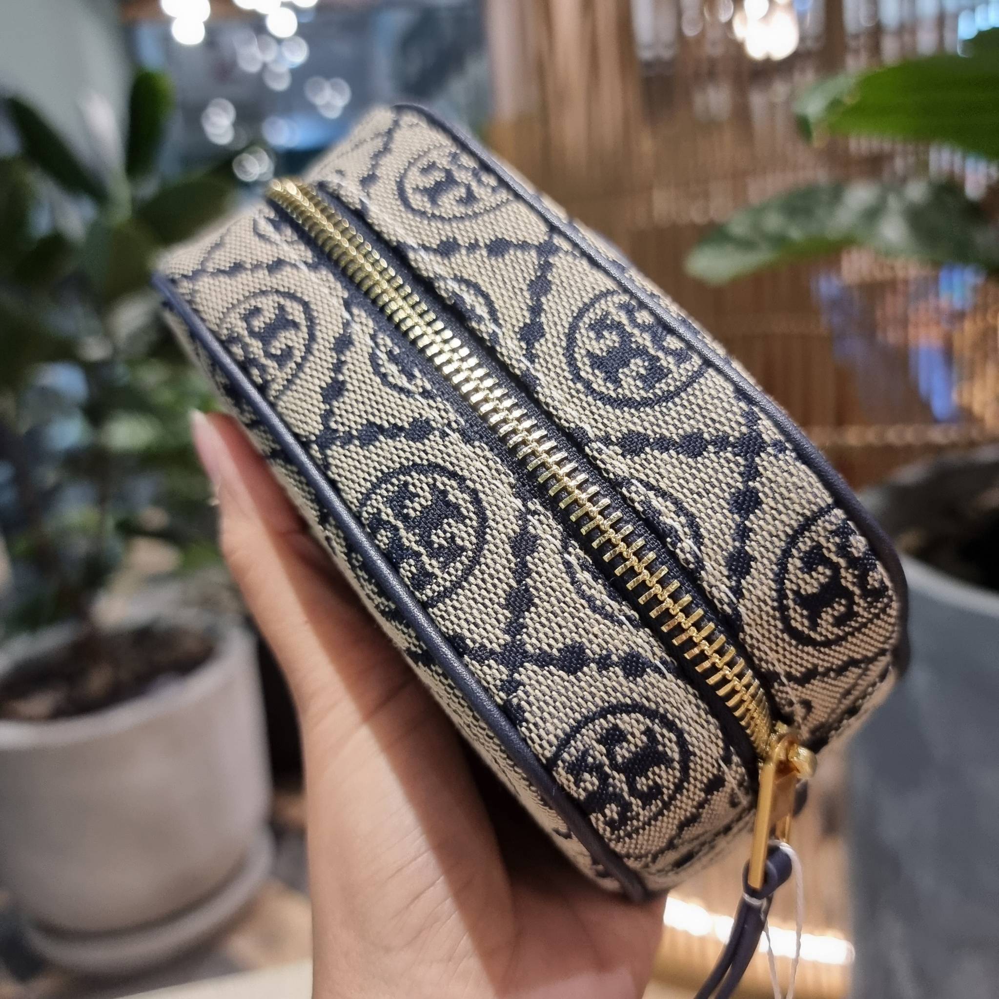 TORY BURCH T MONOGRAM JACQUARD MINI COSMETIC CASE ใหม่ล่าสุด กับกระเป๋าเอนกประสงค์ ที่ไม่ว่าจะไว้ใส่เครื่องสำอางค์ หรือจะไว้พกจำเป็นเช่น เงิน หรือกุญแจต่างๆ น้องใบนี้จัดให้ได้หมด สวยหรู ขนาดเหมาะมือ ถือแล้วขับผิว วัสดุผ้า jacquard รูดเปิด-ปิดด้วยซิป ภายใน