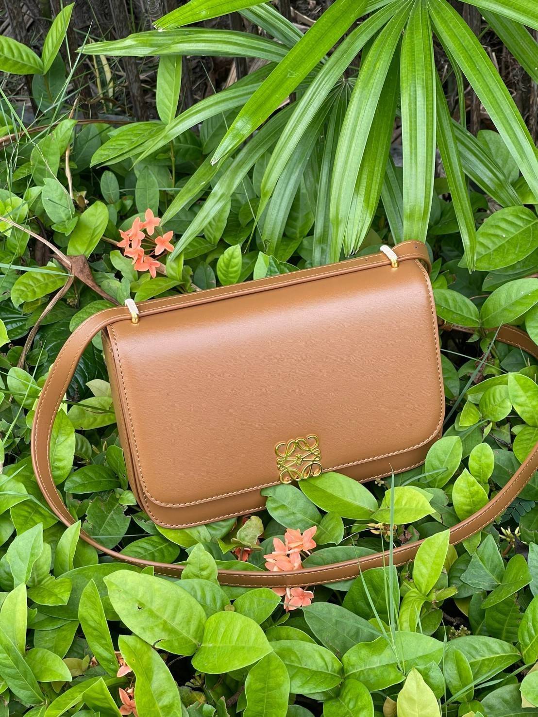 Medium : LOEWE Goya anagram leather shoulder bag กระเป๋าทรง GOYA รูปทรงกล่องอันคลาสสิกที่มาพร้อมรายละเอียดอันน่าค้นหา พร้อมด้วยโครงสร้างที่เปี่ยมไปด้วยสเน่ห์น่าค้นหา มีช่องใส่ของขนาดกว้างและเป็นทรงทำให้การจัดการสิ่งของต่างๆ ของสาวๆ นั้นง่ายดายมากยิ่งขึ้น 