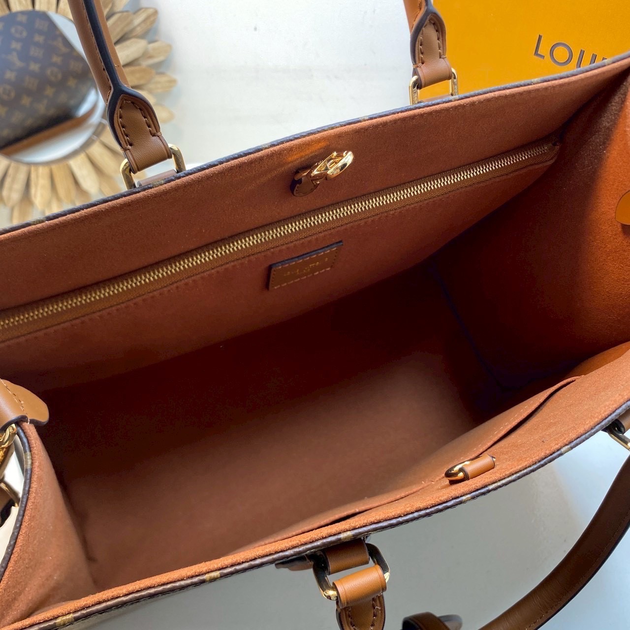 TOP ORI หนังแท้ | LV OnTheGo Organizer Bag 37cm กระเป๋าสะพายทรงโท้ทใบใหญ่ คู่หูที่สมบูรณ์แบบสำหรับชีวิตในเมือง รังสรรค์จาก Monogram แคนวาสอันเป็นเอกลักษณ์ของเมซง