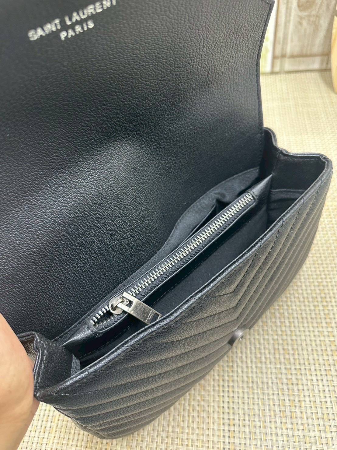 ORI หนังแท้ | YSL COLLEGE MEDIUM IN QUILTED LEATHER 25cm กระเป๋าสะพายทรงสวยสุดหรู ดูติดแกลมสุดๆ โดดเด่นด้วยโลโก้ด้านหน้า เพิ่มดีเทลความผู้ดี ไม่เคยผิดหวังจริงๆ!!