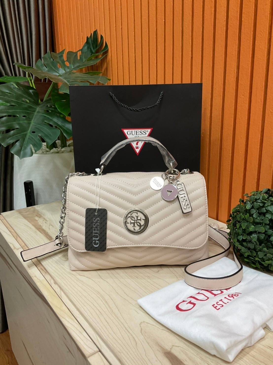 ของแท้ 💯% 】GUESS BLAKELY TOP HANDLE FLAP BAG กระเป๋สะพายรุ่นใหม่ล่าสุด รุ่นยอดนิยมสวยอยู่ทรง วัสดุหนังนิ่ม น้ำหนักเบา มีฐานกว้างตั้งอยู่ทรง ด้านหน้าประดับด้วยโลโก้แบรนด์สวยโดดเด่น