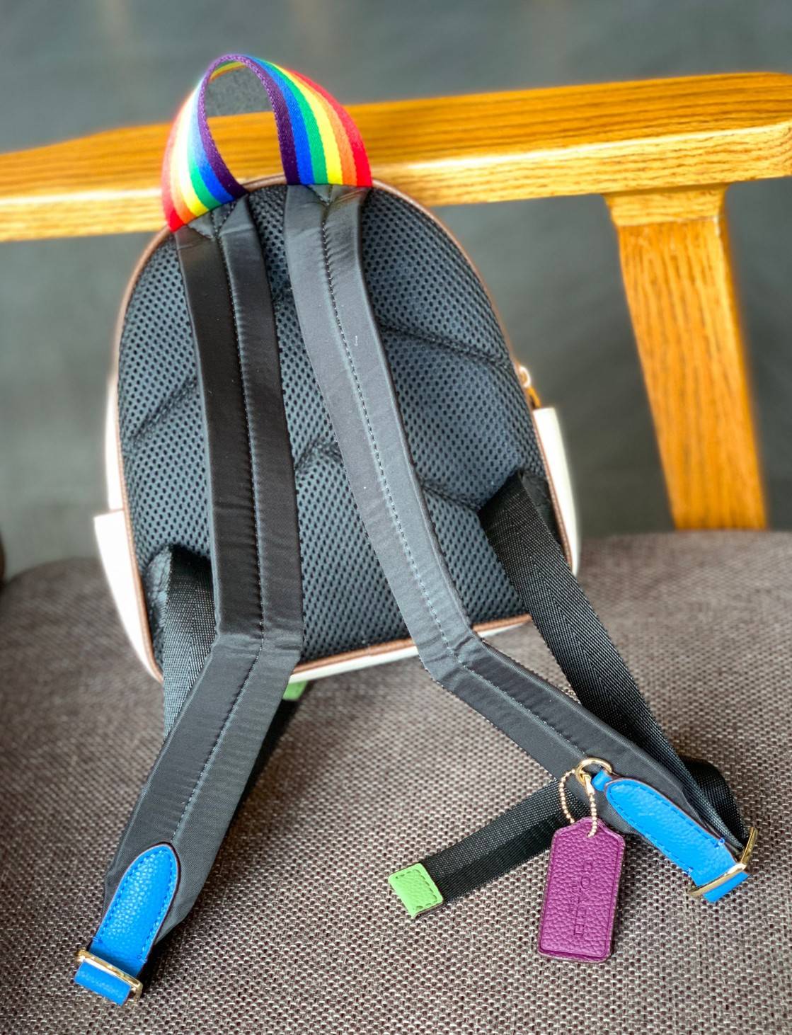 COACH MINI COURT BACKPACK WITH RAINBOW COACH ((CA624)) 🌈ต่อกันเลย สวยกันก่อน วางน้องไม่ลงเลยจริงๆค่าา😍 พร้อมส่ง! ยังไม่เข้าไทย กับกระเป๋าสะพายหลังแบบมีหูหิ้วในตัว บอกก่อนเลยว่าหนังของน้องทั้งนิ่ม ทั้งสวย อย่างดีเลยค่ะ
