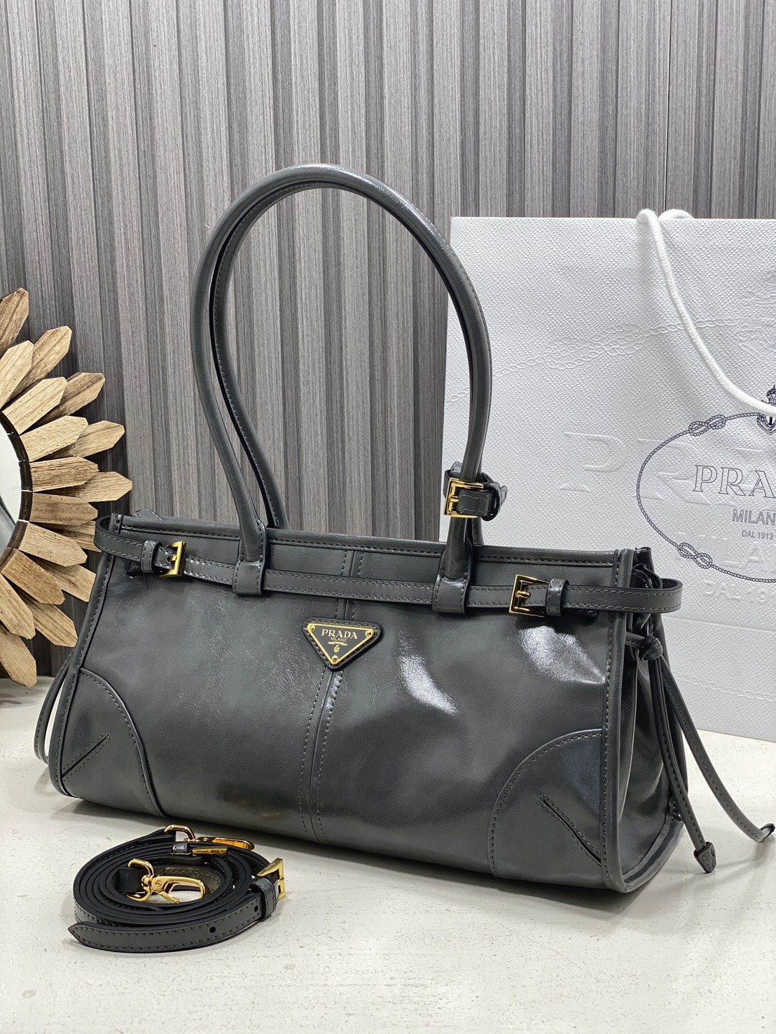 ORI หนังแท้ | Prada Bonnie medium leather handbag 32cm กระเป๋าสะพายทรงโท้ท โดดเด่นด้วยดีไซน์ที่เน้นความประณีตแต่ใช้งานได้จริง หนังเนื้อนุ่มเคลือบเงา เน้นย้ำเสน่ห์อันทันสมัยและใช้งานได้หลากหลาย
