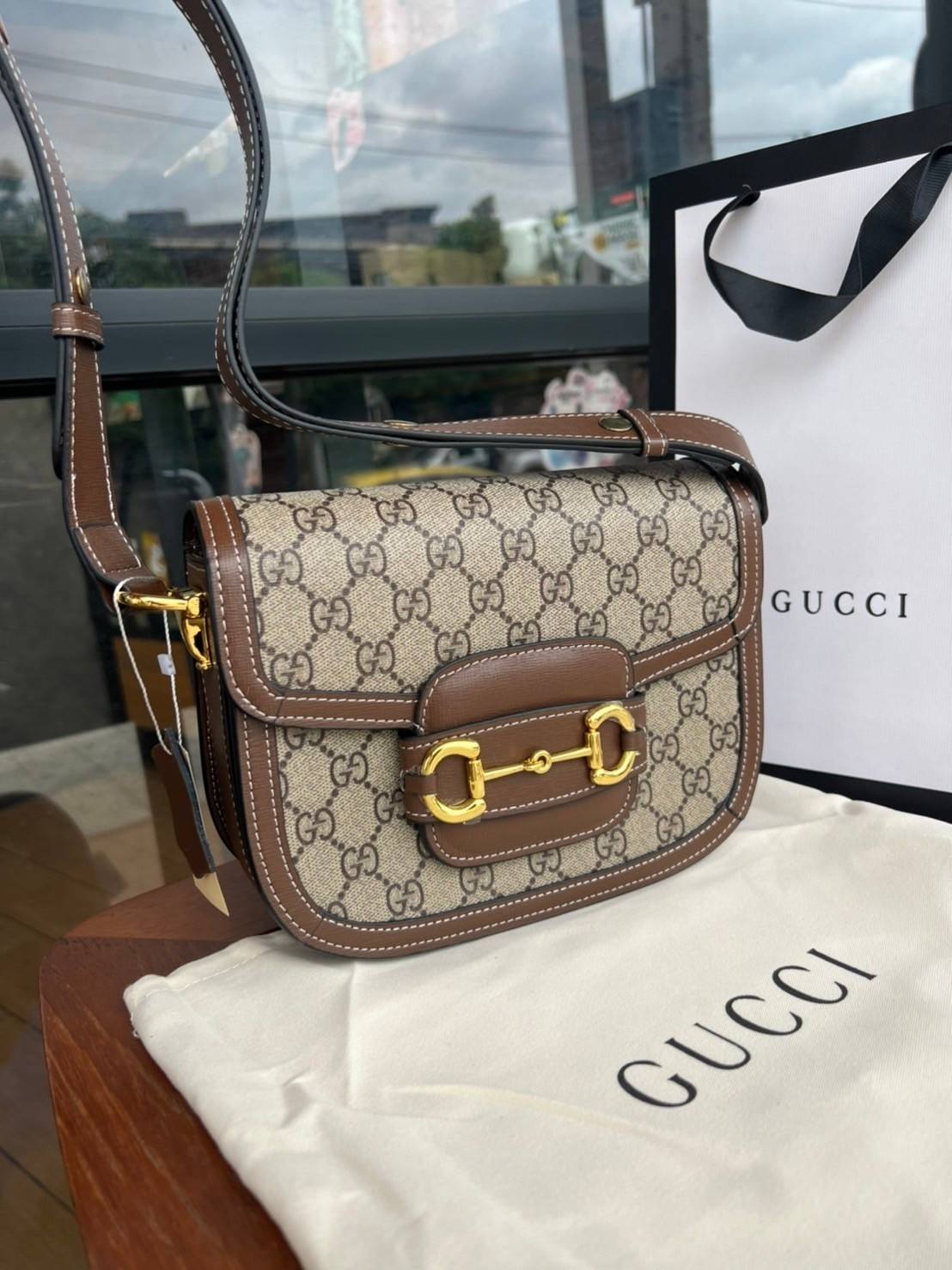 Gucci Horsebit Shoulder Bag กระเป๋าสะพายไหล่ วัสดุผ้าใบ GG Superme ตัดแต่งหนังแท้ สายสะพายไหล่ปรับระดับได้ ด้านในมี 1 ช่องซิป อะไหล่ทองหรูหรา ดาราเซเลปใช้เพียบ ไม่มีเอ๊า เรียบหรูดูแพงสุดๆค่า