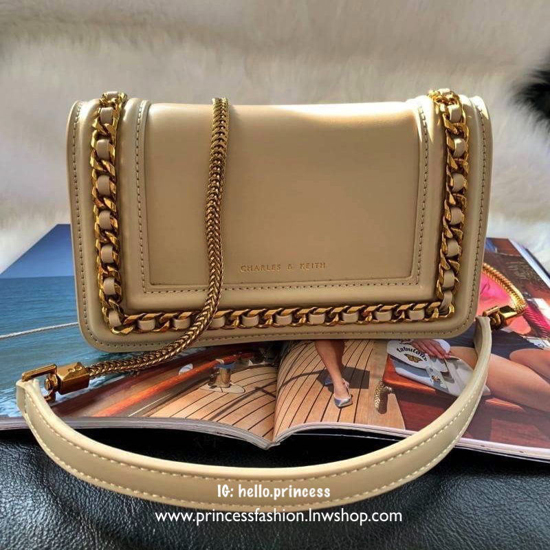 Charles&Keith Chain detail Clutch Best sellwr กระเป๋าสะพาย เป็นทรง crossbody หรือถอดสายถือเป็นคลัชท์ได้ มีดีเทลโซ่ร้อยหนังรอบใบ อะไหล่ทอง เปิดปิดด้วยกระดุมแม่เหล็ก ภายในมีช่องซิป ช่องเสียบบัตร และช่องใหญ่ใส่มือถือได้ทุกรุ่น พร้อมสาย สะพายแบบโซ่ต่อหนัง ถอด