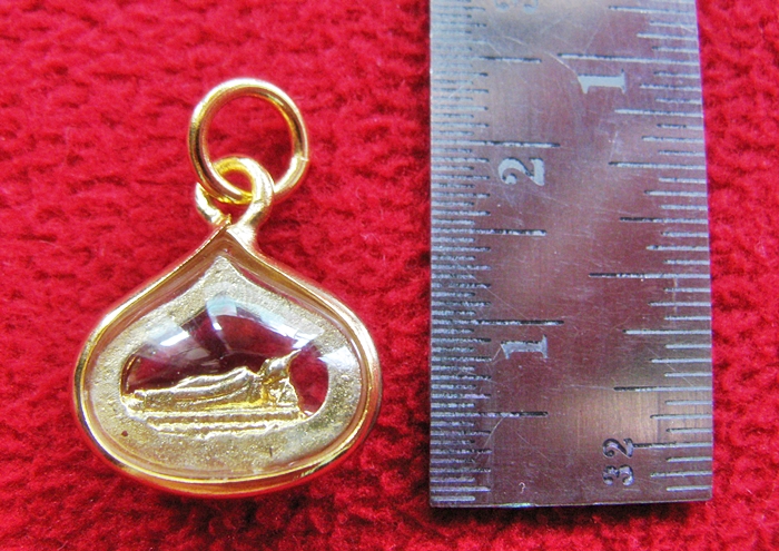 จี้พระประจำวันเกิดวันอังคาร ปางไสยาสน์ องค์เล็กล้อมเพชรเลี่ยมทองไมครอนค่ะ