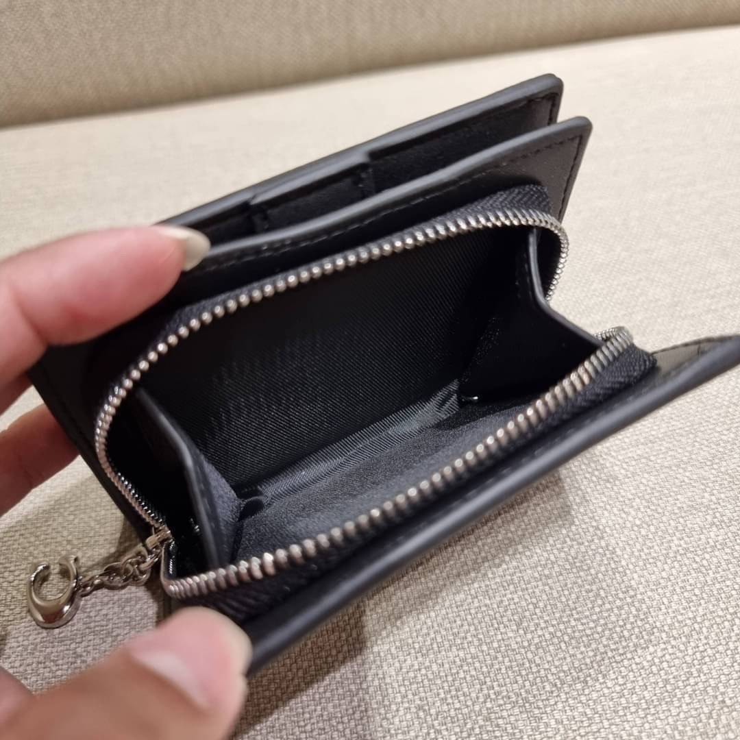 C4591 C4592 COACH COACH x PEANUTS SNAP WALLET IN SIGNATURE CANVAS WITH SNOOPY PRINT / WITH WOODSTOCK PRINT กระเป๋าสตางค์ใบเล็ก ขนาดกำลังเหมาะ ดีไซน์น่ารักอีกแล้วจ้า ♥️ มันน่ารักน่าใช้มาก โดดเด่นด้วยลายคอลเลคชั่นยอดฮิต วัสดุหนังแคนวาสเคลือบลาย เปิด-