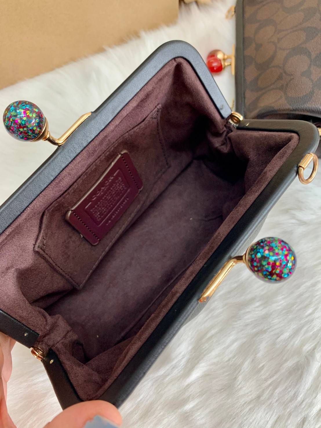 ของแท้ 💯% Coach Nora Kisslock Crossbody In Signature ((1451//1452)) หนังแท้ กระเป๋าสะพายครอสบอดี้ร์หรือสามารถถือแบบคลัทออกงานสังคมก็สวยดูดีมากๆเลยค่ะ😘 หนังแท้อย่างดีนิ่มมือค่ะ