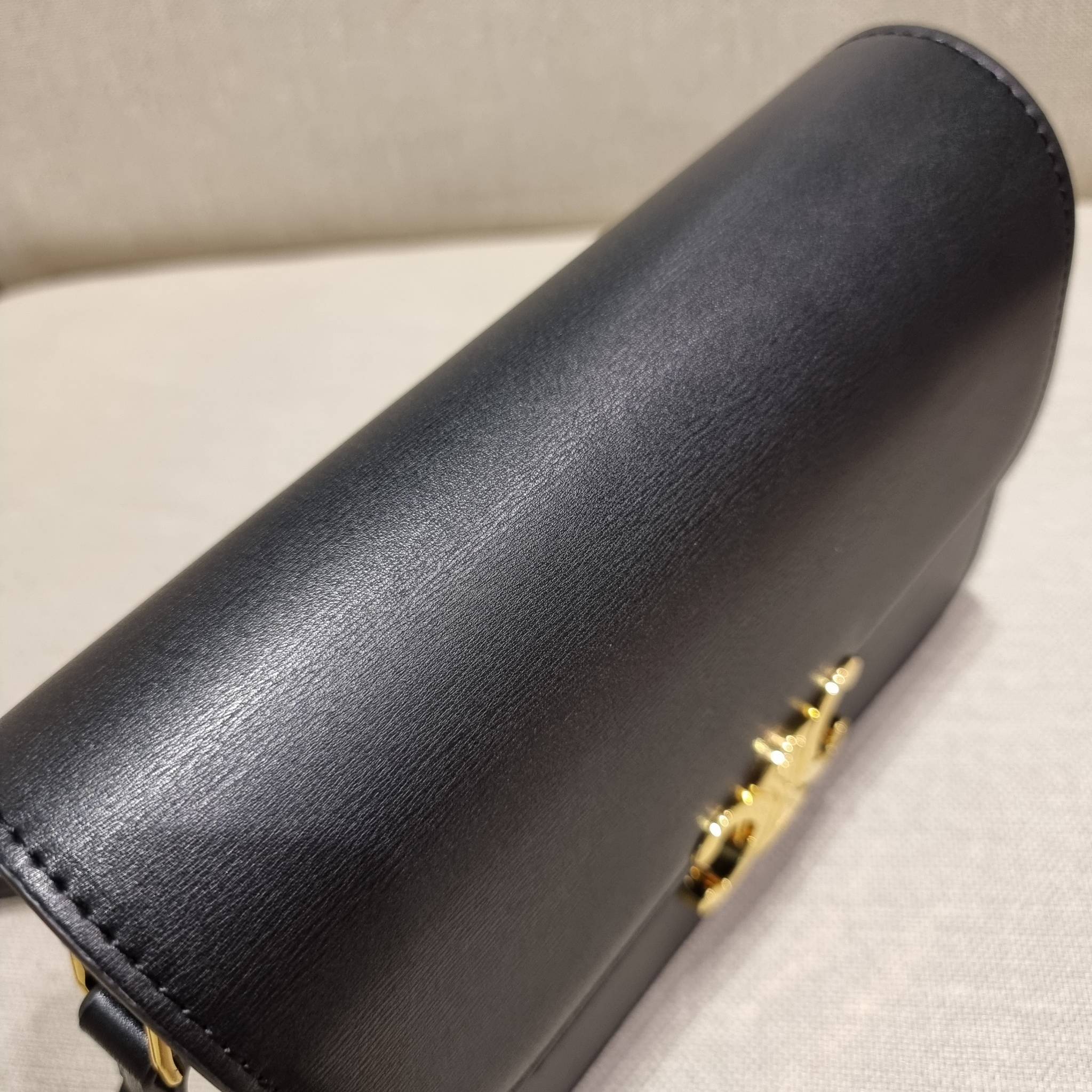 VIP 🥂 CELINE CLASSIQUE TRIOMPHE BAG IN SHINY CALFSKIN ไอเท็มสุดคลาสสิค ที่ขาดไม่ได้ กระเป๋าสะพายทรงสวยคลาสสิค แฝงความผู้ดี ที่ใช้ได้ทั้งชายหญิง วัสดุหนังแท้ เปิด-ปิดด้วยตัวกดล็อค สะดวกใช้มาก ภายในเป็นช่องโล่ง เก็บของได้เป็นสัดส่วน และยังมีช่องซิปใ