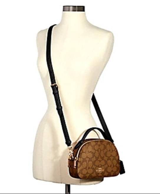 COACH SERENA SATCHEL CROSSBODY BAG กระเป๋าทรงโดมเล็ก น่ารัก แต่ใส่ของได้จุเลยทีเดียว!! มี2ช่องซิปหลัก ช่องค่อนข้างกว้าง สามารถใส่กระเป๋าเงินใบกลางได้;ของจำเป็นอื่นๆได้ครบเลยค่ะ มีช่องเล็กให้ใส่ของจุกจิก ด้านหลังมีช่องเล็กให้อีกช่องค่ะ พร้อมสายยาวถอดออกได้
