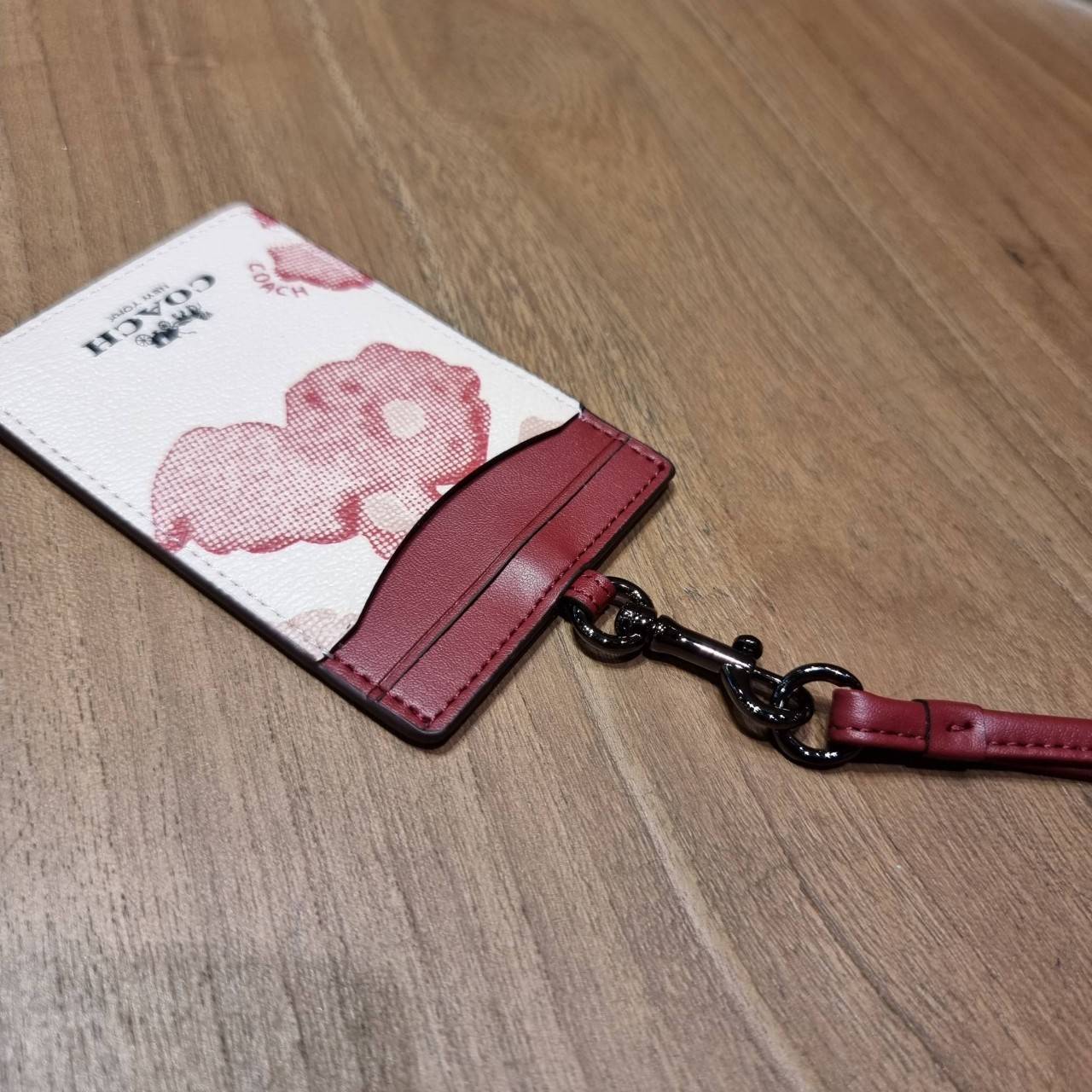 COACH C3305 ID LANYARD IN COLORBLOCK SIGNATURE CANVAS ง่ายๆแบบไม่ธรรมดา!! คลาสสิคแต่มีดีเทลโดดเด่น!! กระเป๋าถนอมบัตร พร้อมสายคล้องคอ ดีไซน์ลวดลายสวย ดูดีทุกแบบ ใช้งานง่าย พกพาสะดวก จะใส่บัตรพนักงาน บัตรเครดิต บัตรปชช. ใบขับขี่ และบัตรอื่นๆที่อยากจะใส่!! ต