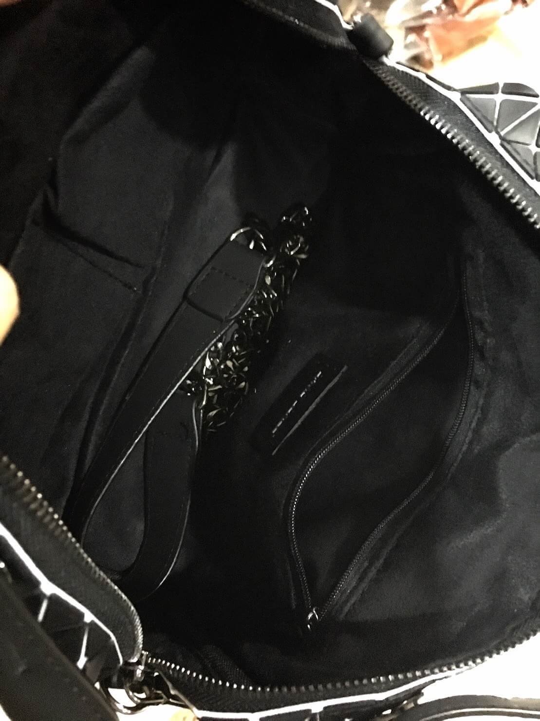 งานแท้ชนช้อป รุ่นใหม่ล่าสุด จากแบรนด์ David Jones สวย น่ารัก ขนาดตอบทุกโจทย์การใช้งาน เห็นแล้ว หลงรักเลยคะ ตัวกระเป๋าขนาดกำลังดี จุของคุ้ม สวยมาก ดูแลรักษาง่าย พร้อมสายสะพายยาว ภายในมีช่องซิป และช่องใส่ของจุกจิก 2 ด้าน เลยค่า ใบจริงสวยมากคะ ถือสะพายได้เลย